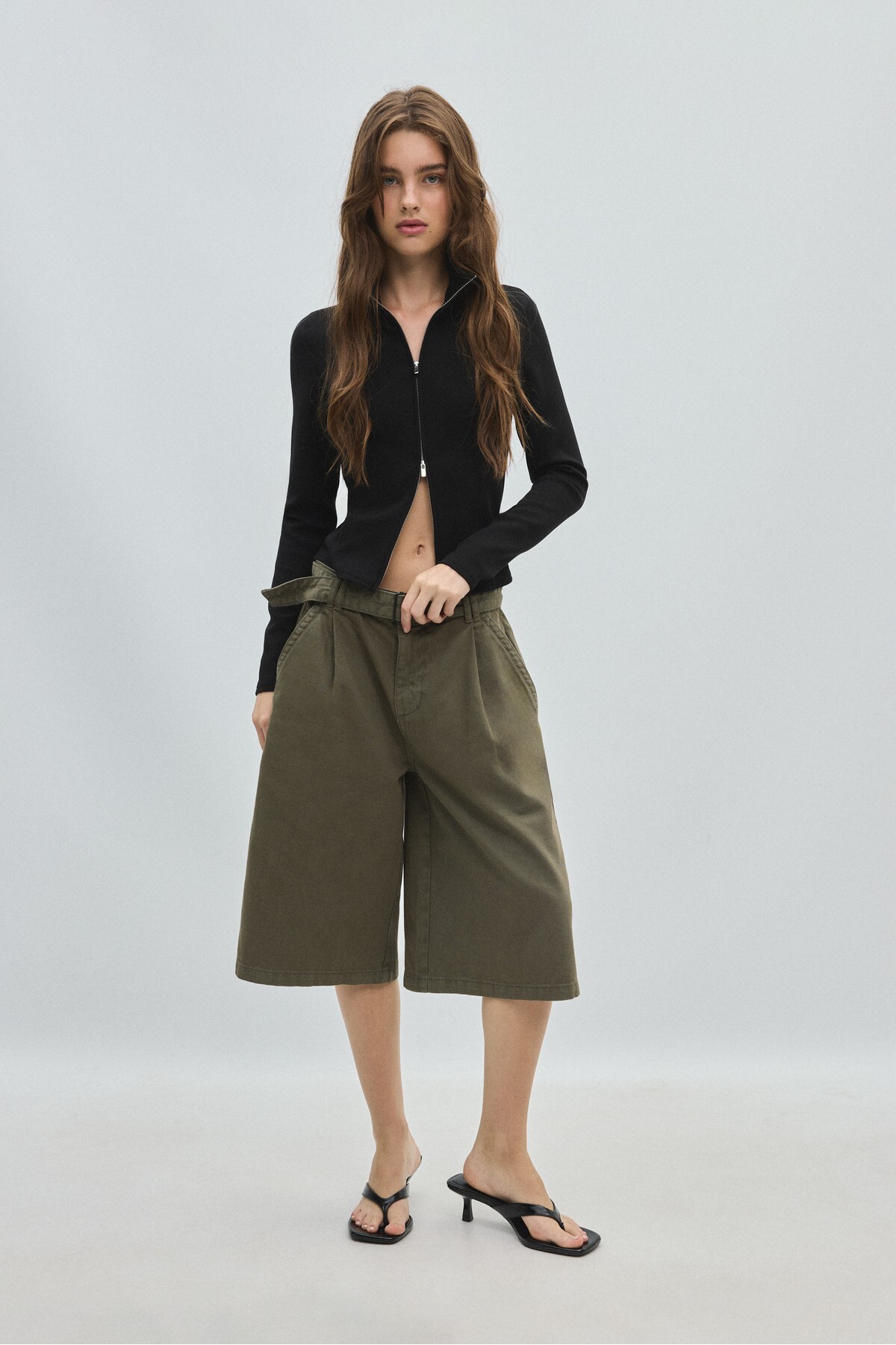 Stradivarius Yumuşak dokulu, fermuarlı, vücuda oturan sweatshirt görsel 2