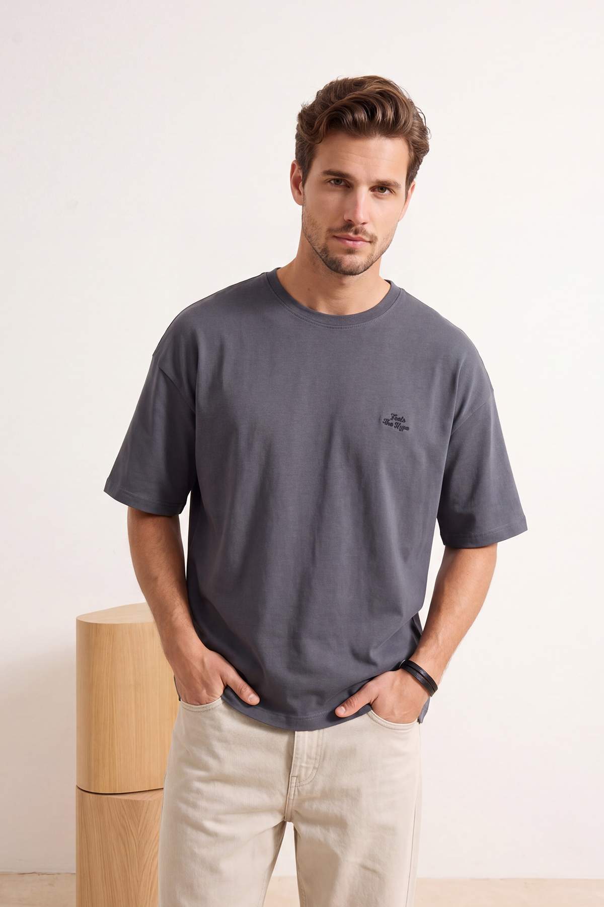 Trendyolmilla Man Antrasit Oversize/Geniş Kesim Slogan Nakışlı %100 Pamuk T-Shirt TMNSS26TS00055