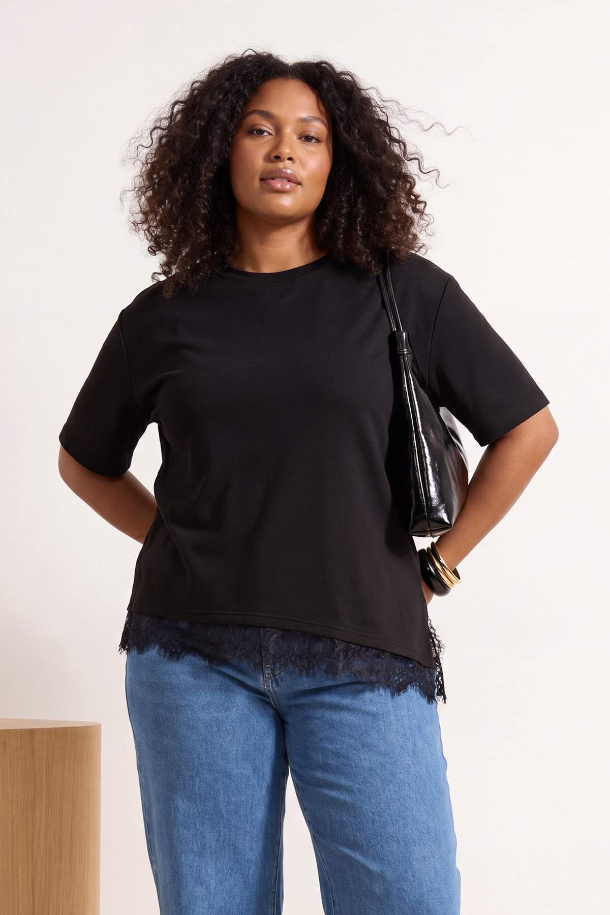 Trendyol Curve Schwarzes, gestricktes T-Shirt in Übergröße mit Spitzenbesatz ...