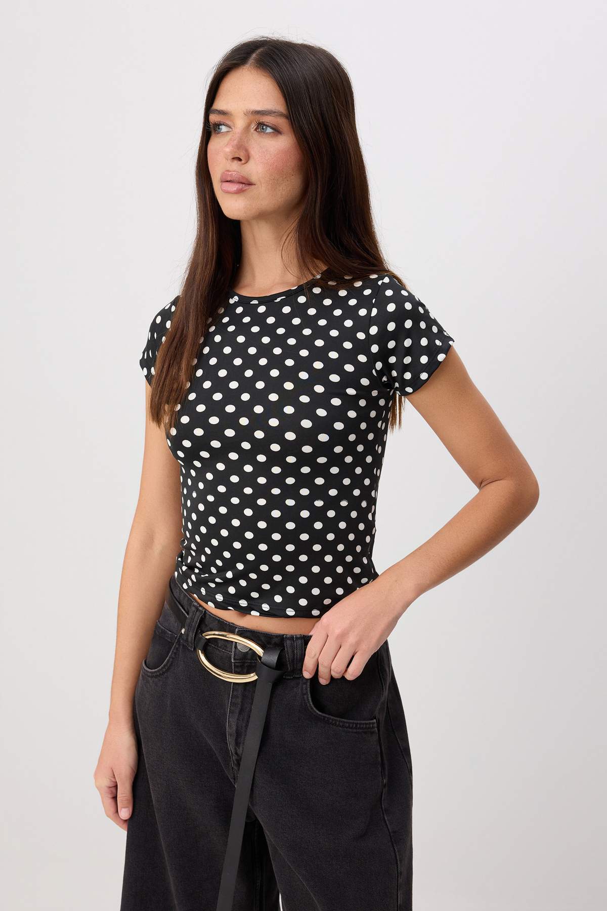 Trendyolmilla Siyah Puantiyeli Fitted/Vücuda Oturan Kısa Kollu Crop/Kısa Esnek Örme Bluz TWOSS26BZ00930