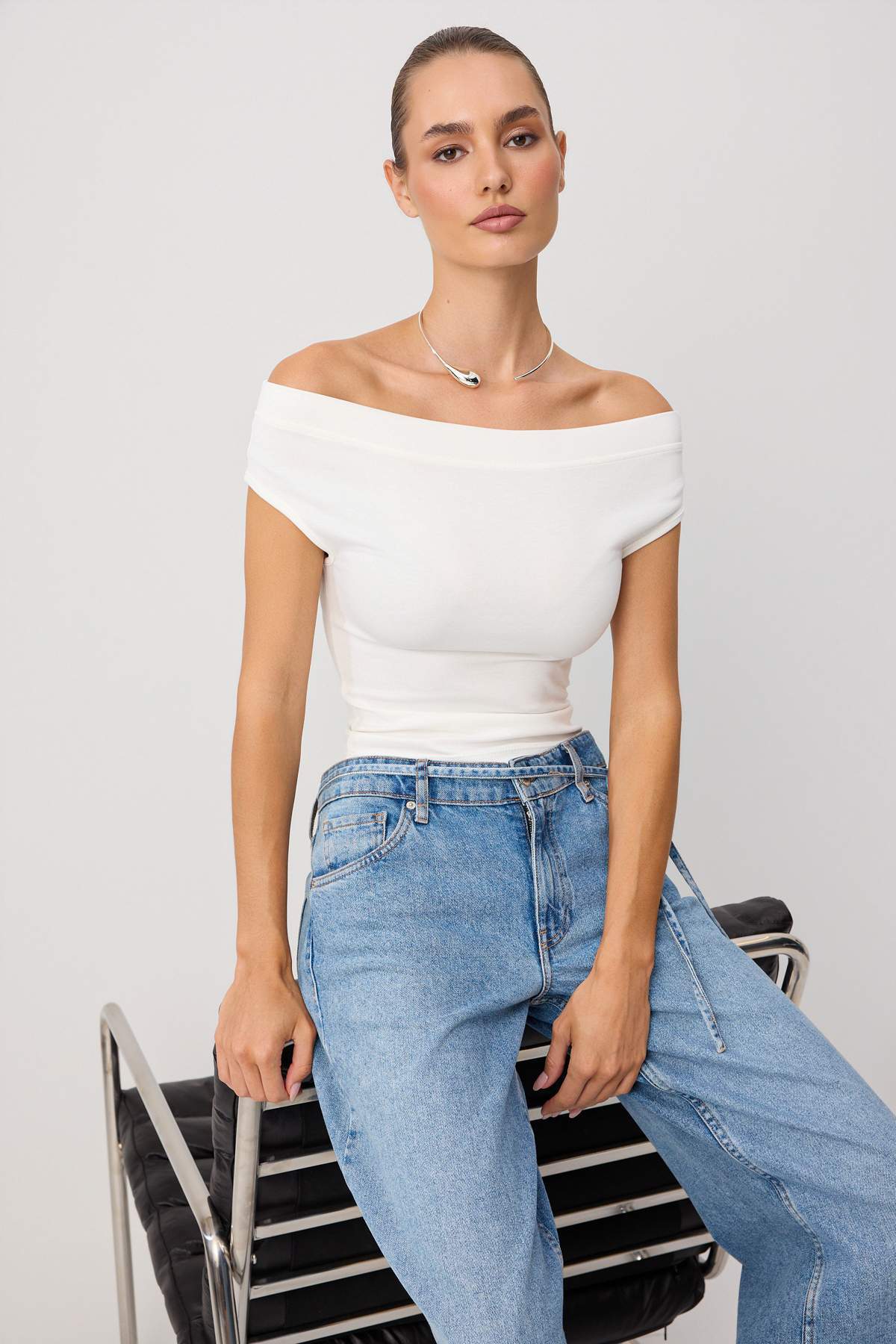 Trendyolmilla Ekru Düz Fitted Carmen Yaka Kolsuz Soft Touch Esnek Örme Bluz TWOSS26BZ00788