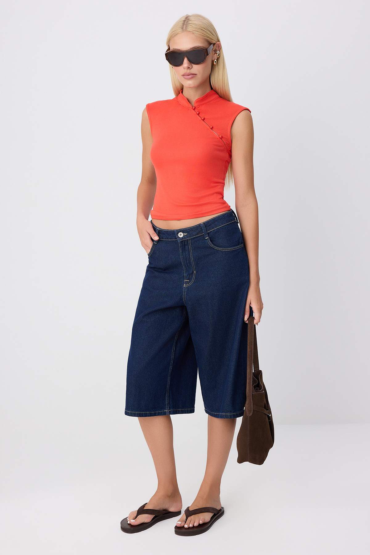 Trendyolmilla Kırmızı Düz Fitted Hakim Yaka Kolsuz Düğmeli Yumuşak Örme Bluz TWOSS26BZ00925