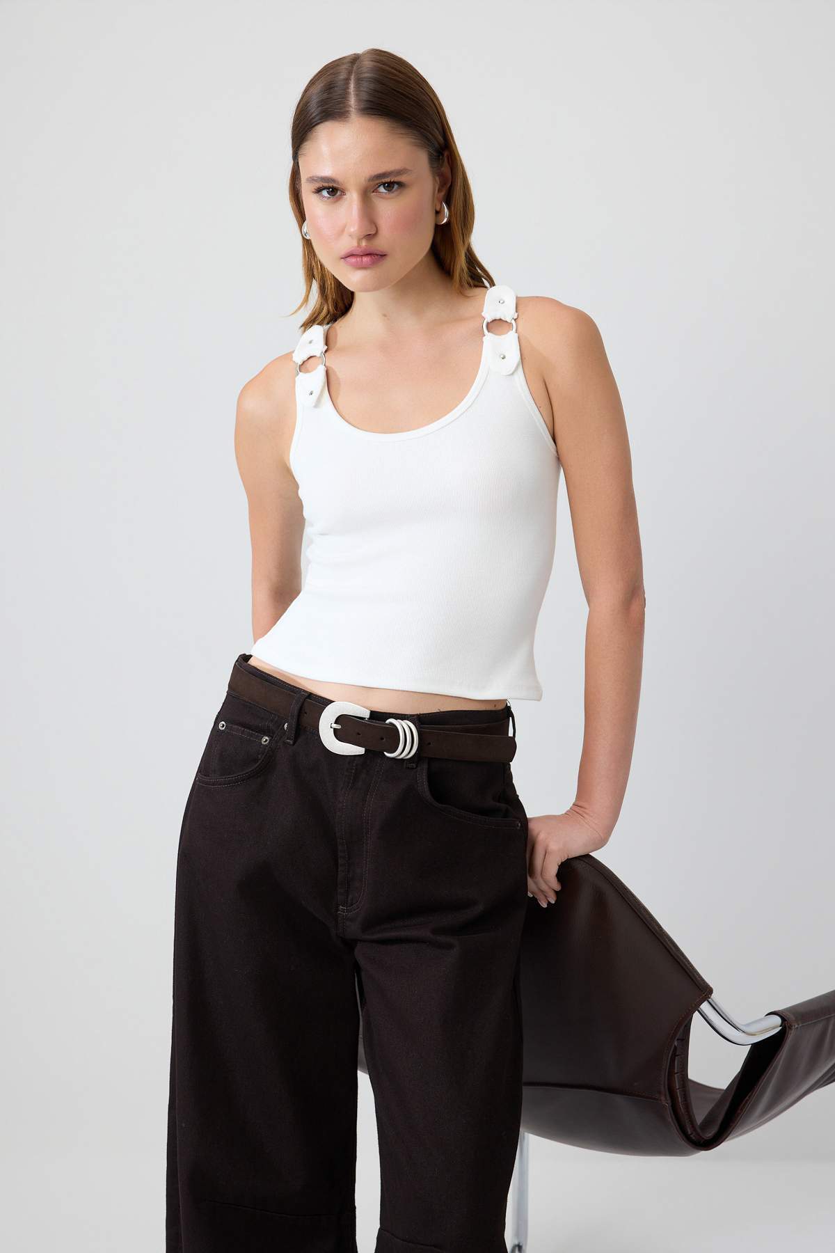 Trendyolmilla Ekru Düz Fitted Havuz Yaka Aksesuar Detaylı Kolsuz Yumuşak Örme Bluz TWOSS26BZ01044