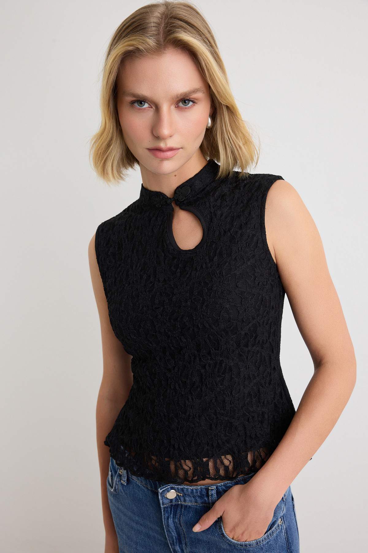 Trendyolmilla Siyah Düz Fitted/Vücuda Oturan Dik Yaka Kolsuz Anahtar Deliği Yaka Dantel Örme Bluz TWOAW27BZ00110