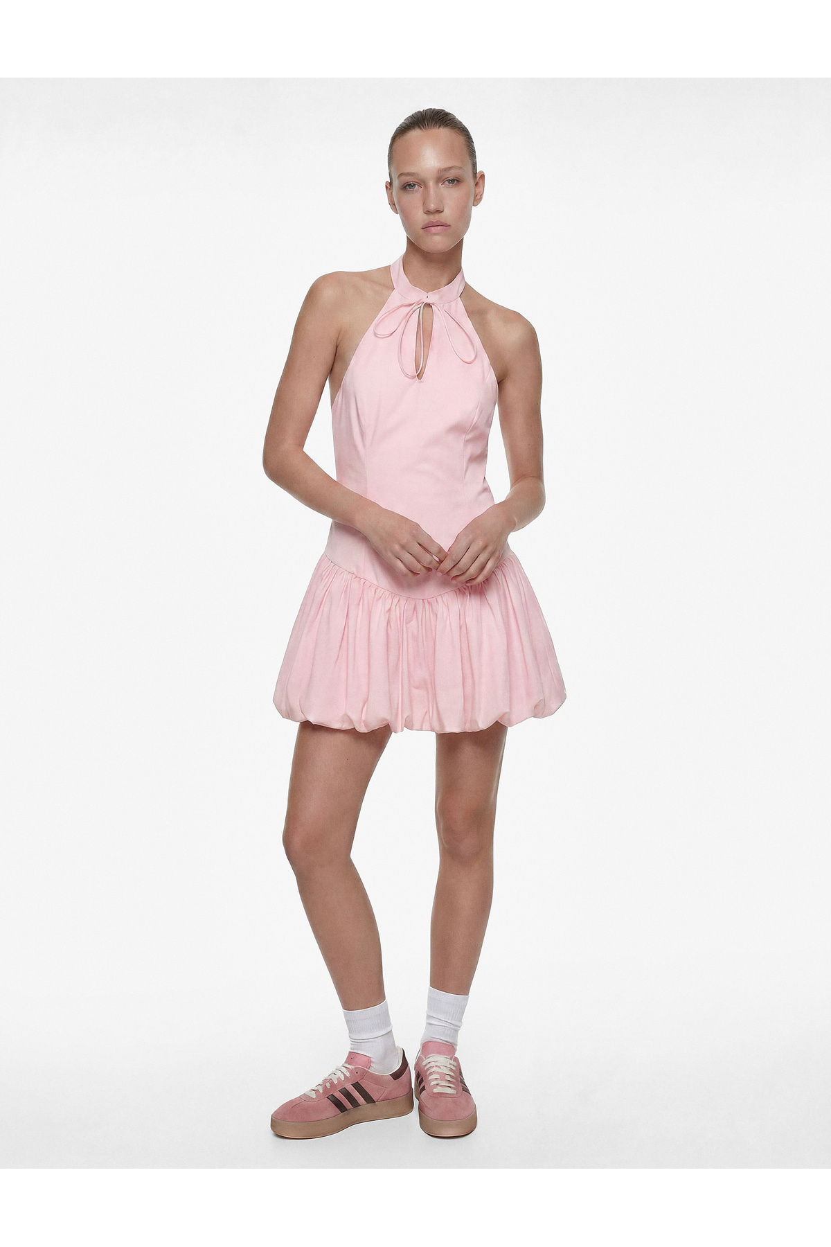 Kolsuz Slim Fit Fiyonk Detaylı Halter Yaka Mini Balon Elbise