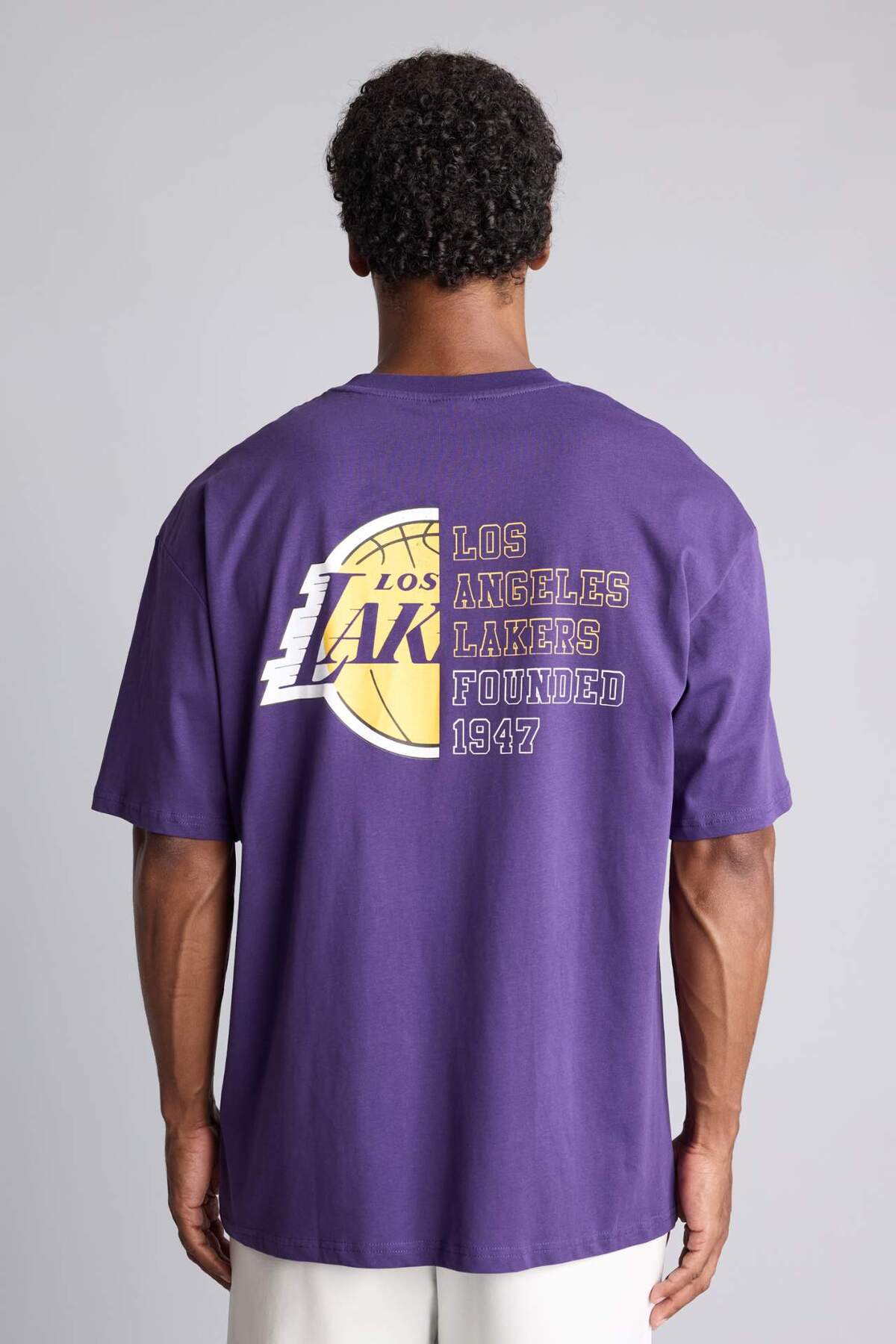 DeFacto %100 Pamuk NBA Los Angeles Lakers Lisanslı Oversıze Bisiklet Yaka Sırt Baskılı Kısa Kollu Tişört H82 görsel 5