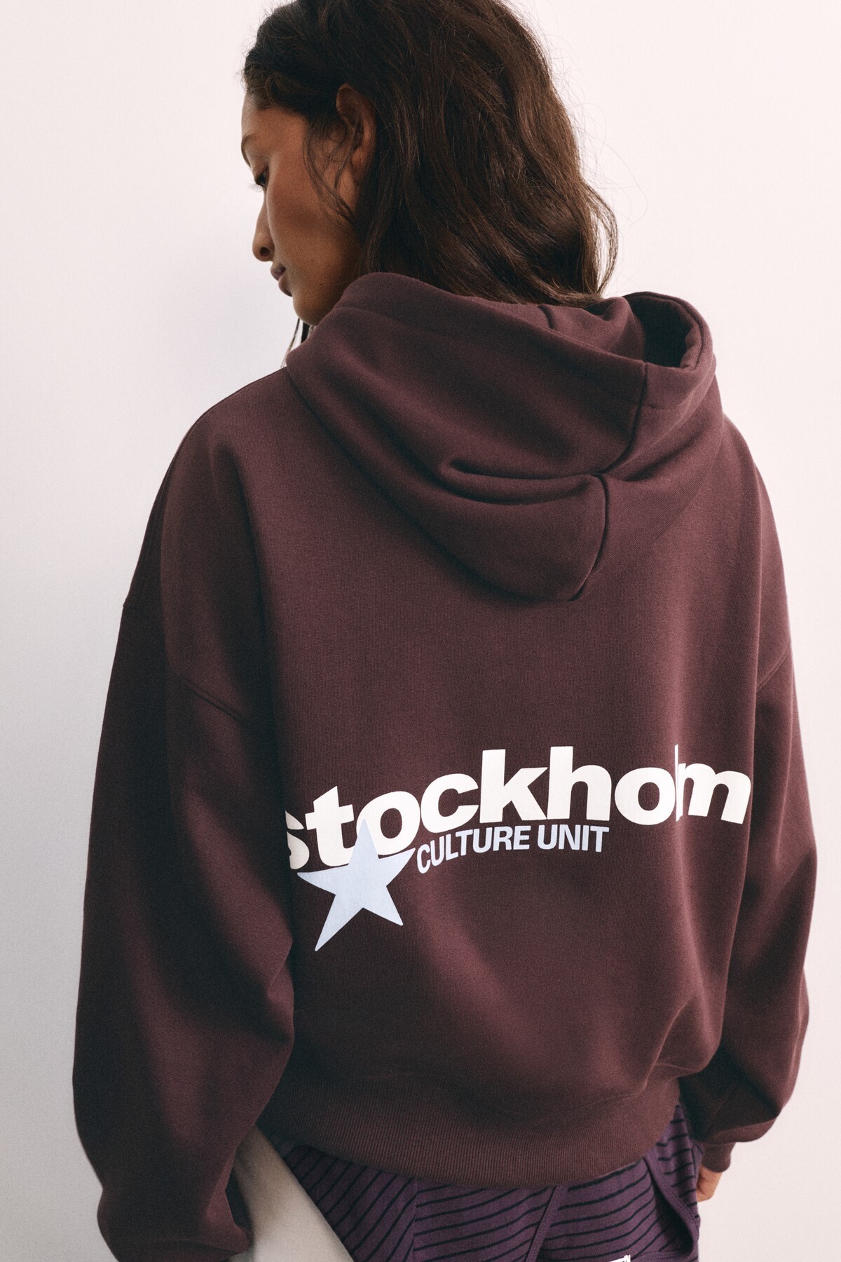 Pull & Bear Grafik baskılı kapüşonlu sweatshirt görsel 4