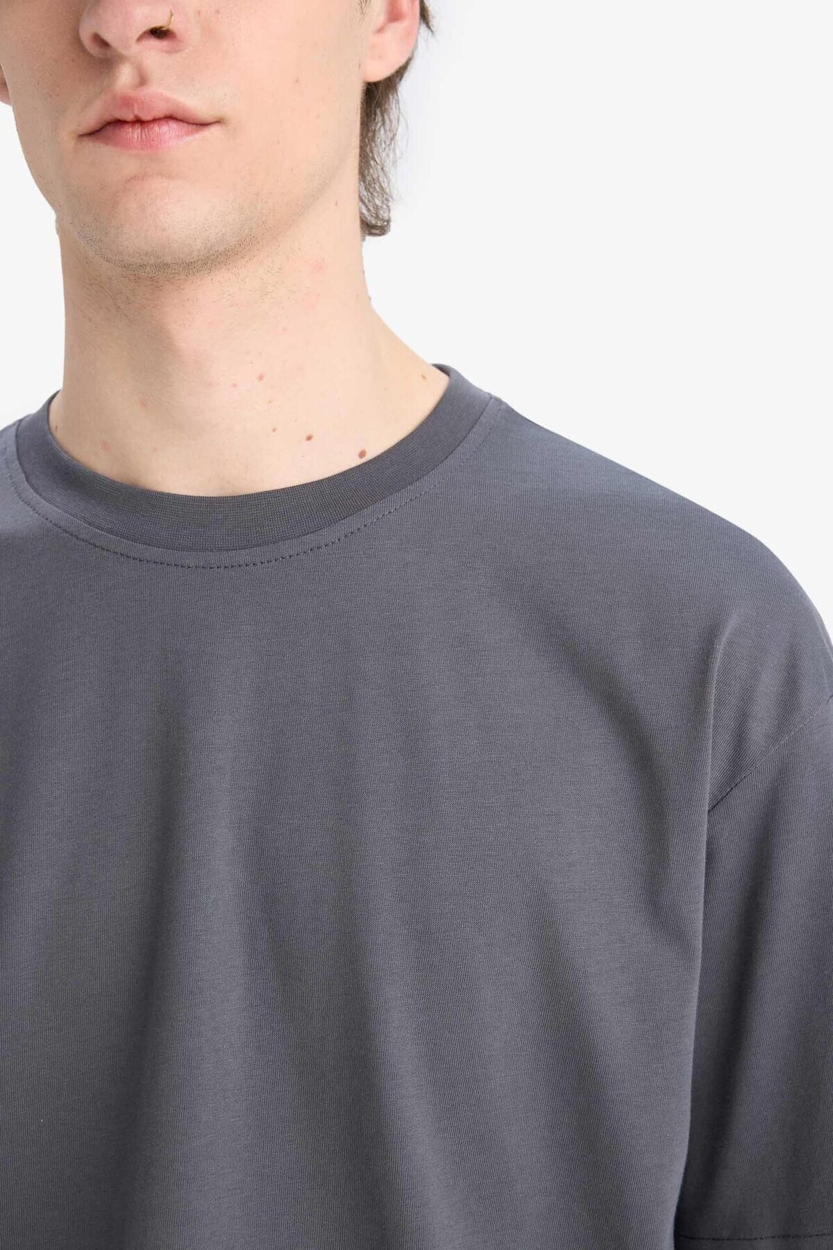 DeFacto %100 Pamuk Oversize Geniş Kalıp Bisiklet Yaka Basic Düz Kısa Kollu Tişört E6885AXNS görsel 3