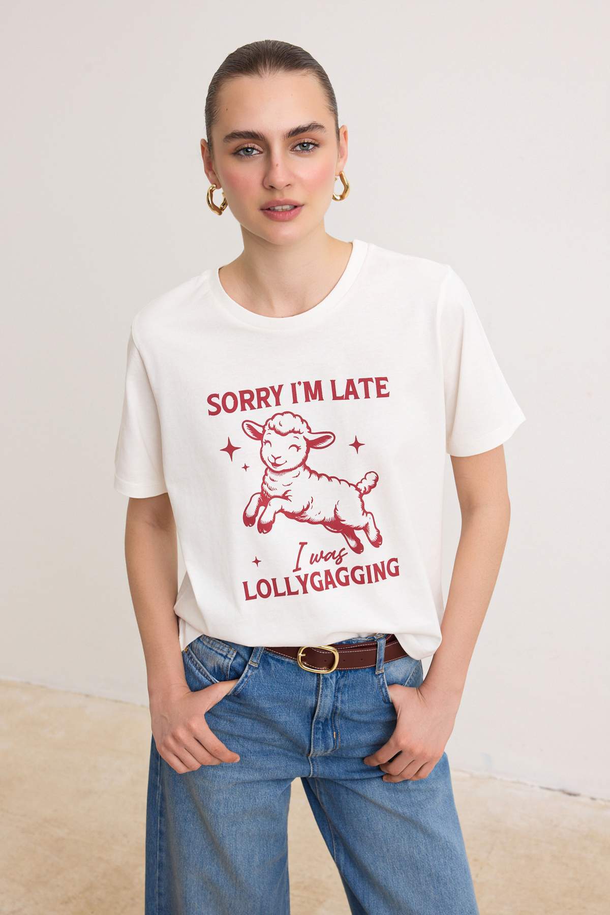 Trendyolmilla Ekru Baskılı Regular/Normal Kalıp Kısa Kollu Tok %100 Pamuk Örme T-Shirt TWOSS26TS00091