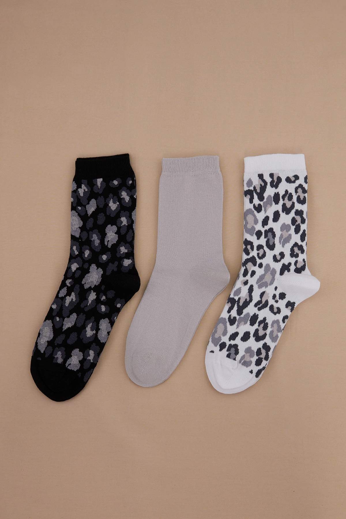 Trendyolmilla Gri-Siyah-Beyaz 3'lü Pamuklu Animal Jakar Örme Çorap THMSS26CO00032