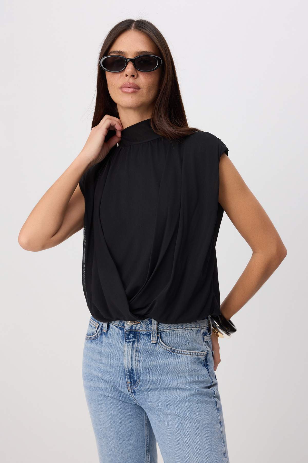 Trendyolmilla Siyah Regular/Normal Kalıp Dik Yaka Kolsuz Büzgülü Tül Örme Bluz TWOSS26BZ00775