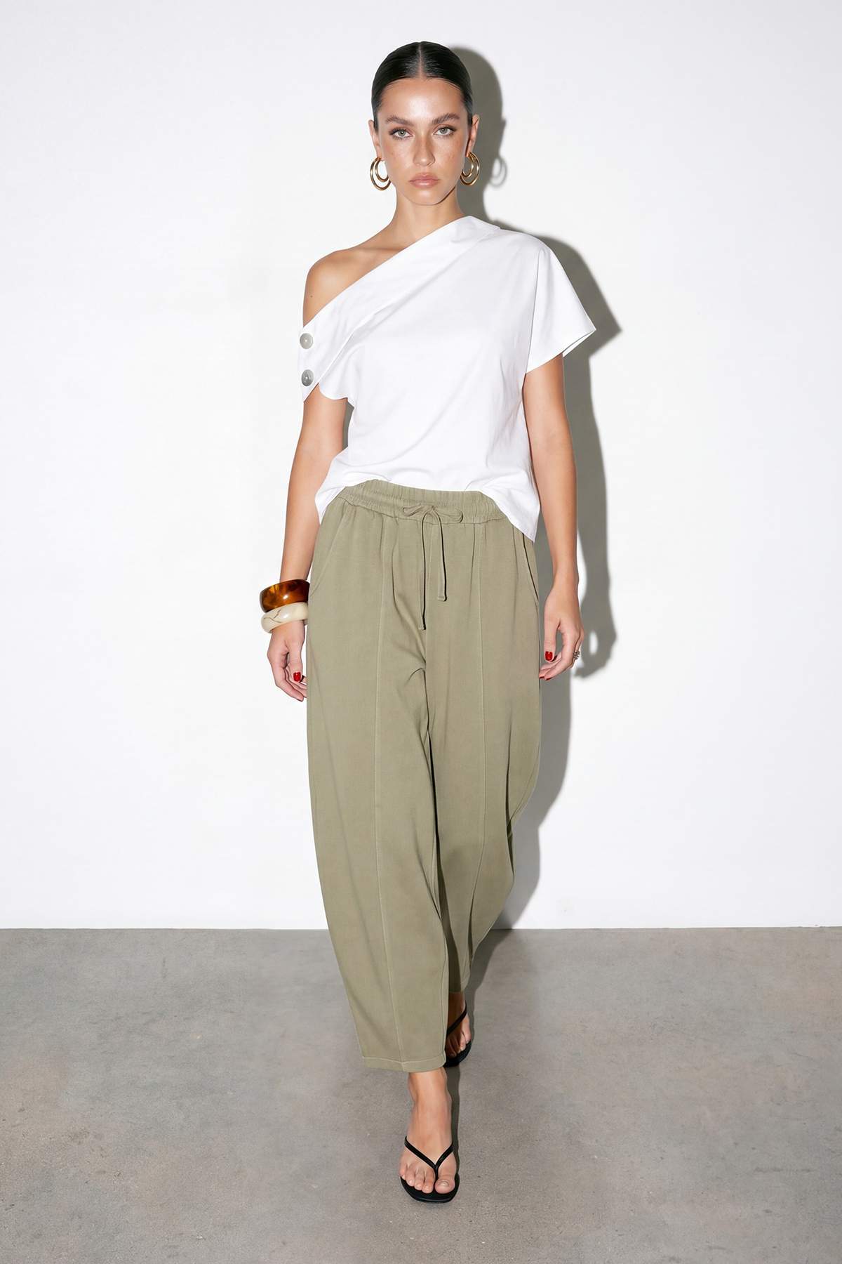Drop by Trendyolmilla Haki Beli Lastikli Barrel Gabardin Pantolon TDRSS26PL00013