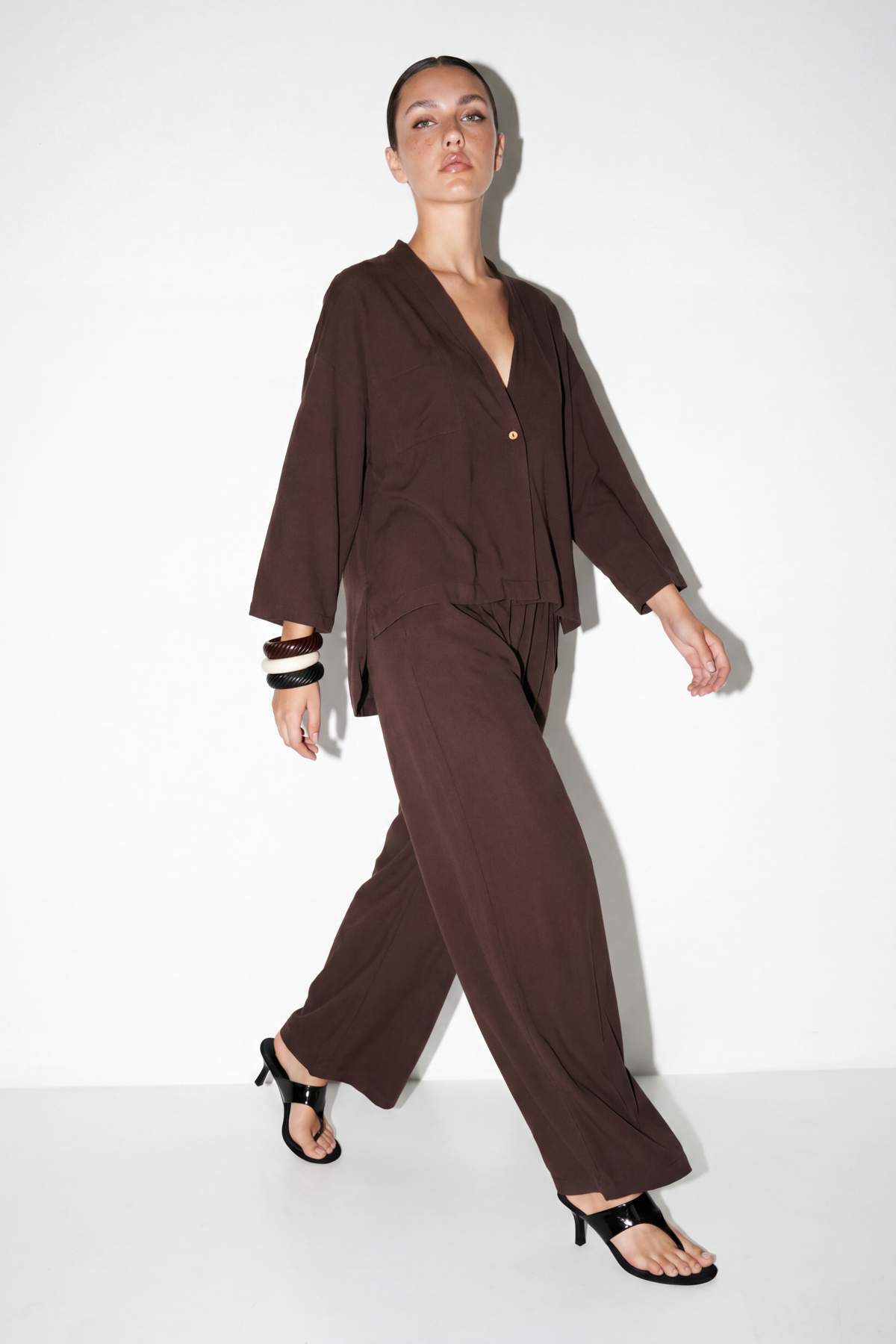 Drop by Trendyolmilla Kahverengi Oversize Gömlek Ceketli Lastik Belli Pantolon Dokuma Modal Takım TDRSS26AU00023
