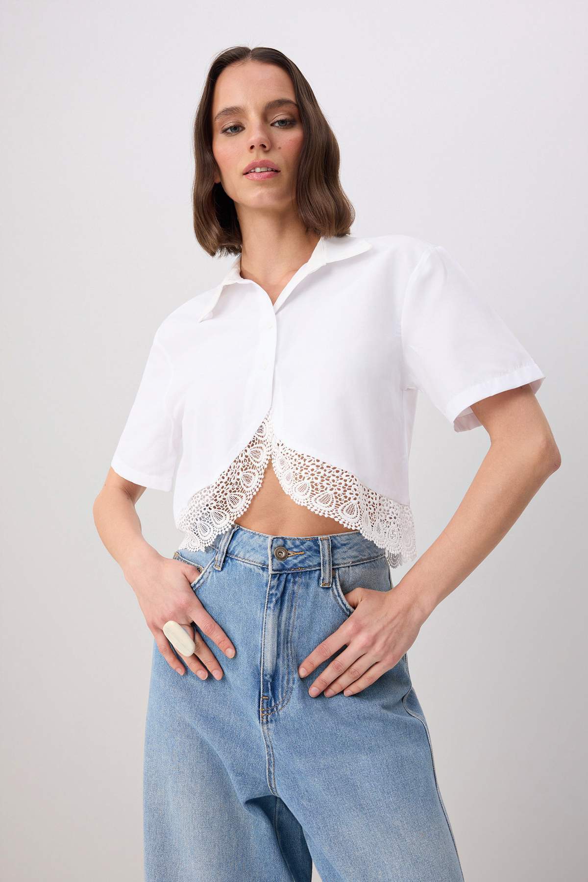 Trendyolmilla Beyaz Dantel Garnili Crop/Kısa Kesim Gömlek TWOSS26GO00195