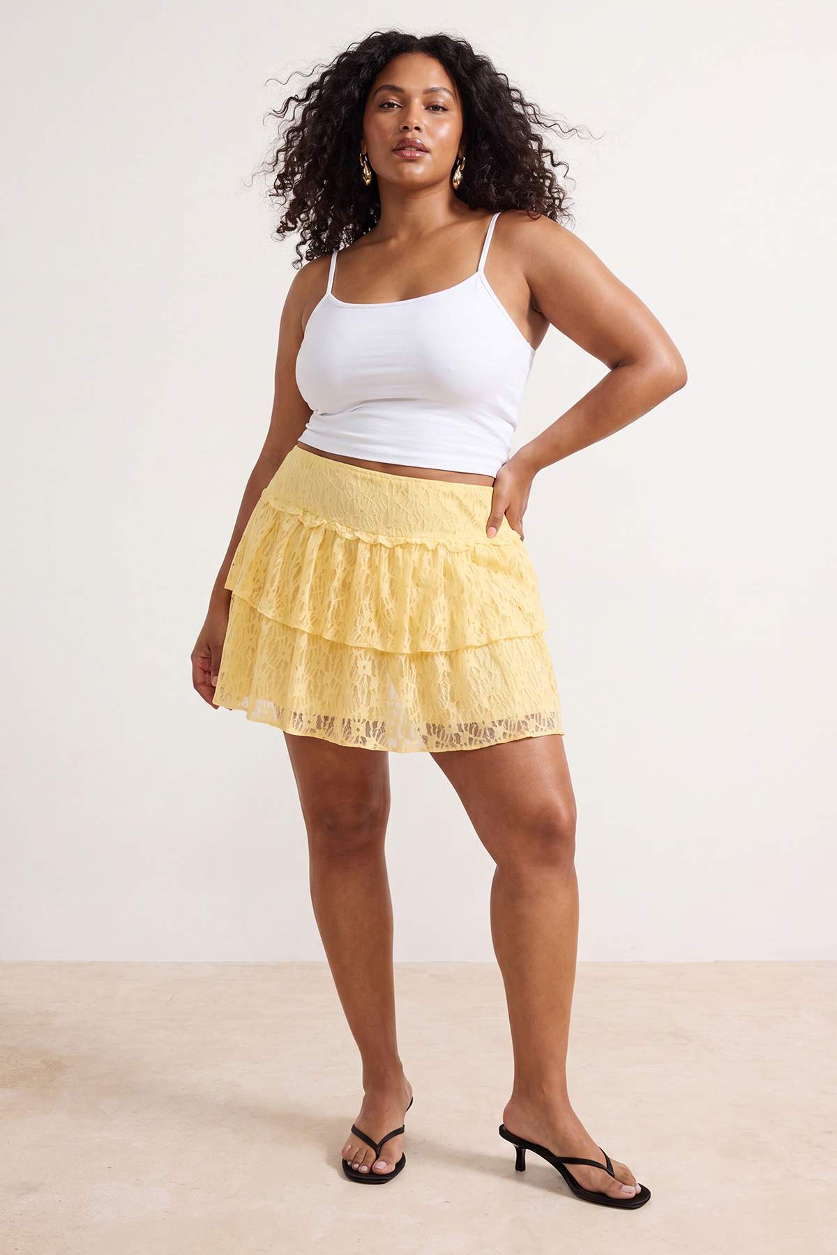 Trendyolmilla Curve Sarı Süper Mini İçi Şortlu Dantel Örme Büyük Beden Etek TBBSS26AZ00038 Örme Büyük Beden Etek