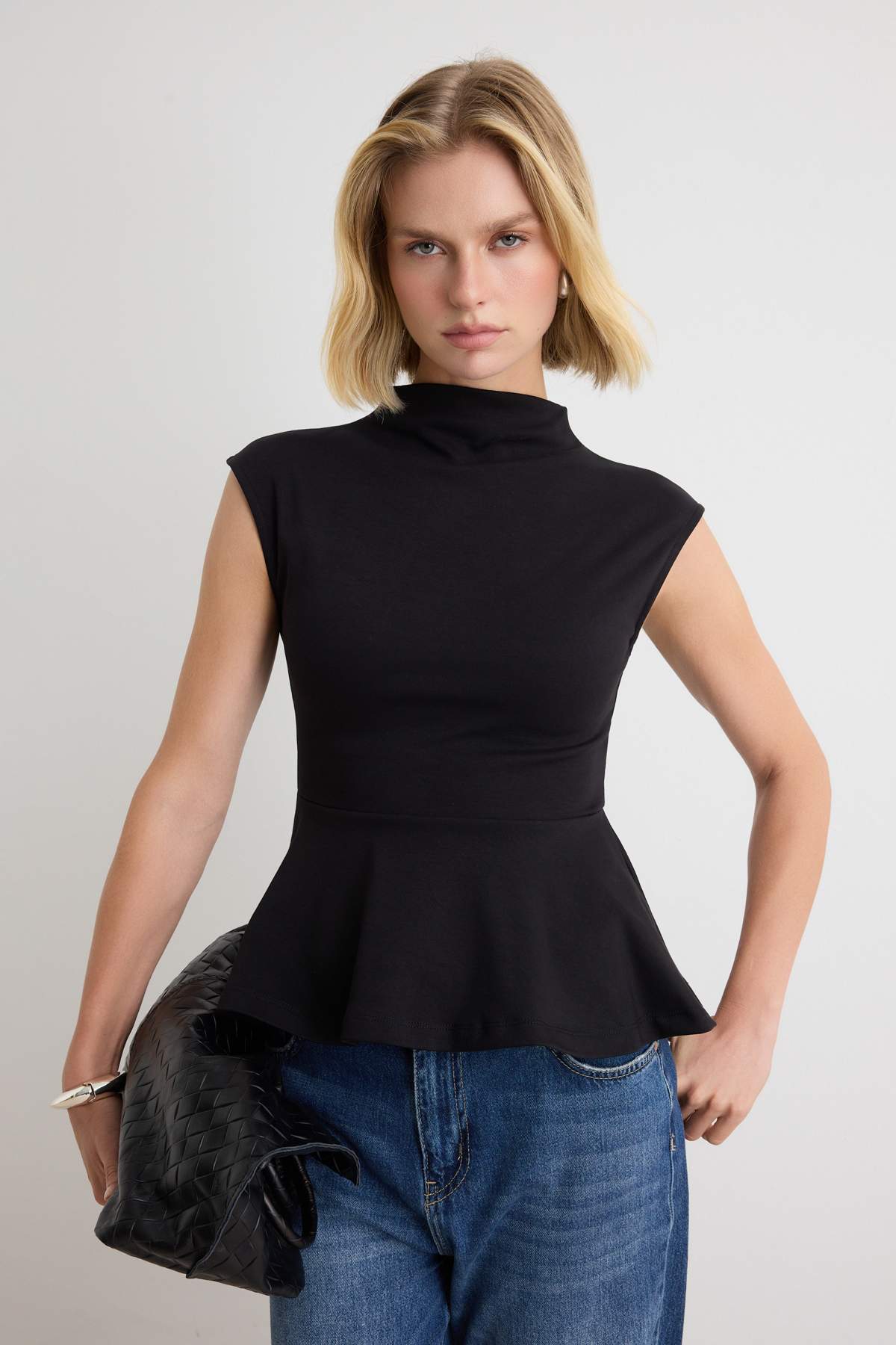 Trendyolmilla Siyah Düz Peplum Dik Yaka Kolsuz Pamuklu İnterlok Örme Bluz TWOAW27BZ00100