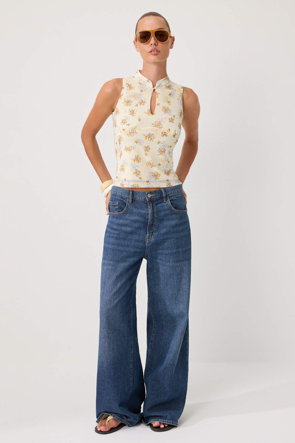 Trendyolmilla Çok Renkli Çiçekli Fitted Anahtar Deliği Yaka Kolsuz Tül Örme Bluz TWOSS26BZ01074