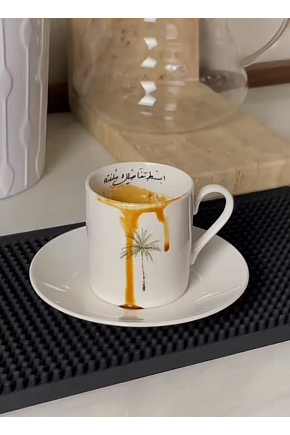 اكواب قهوة مع صحن