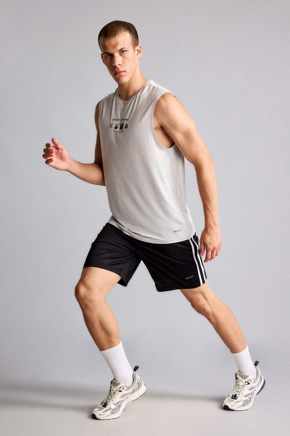 DeFacto Standart Fit Sporcu Kısa Paça Cepli Şort E7519AX25AU