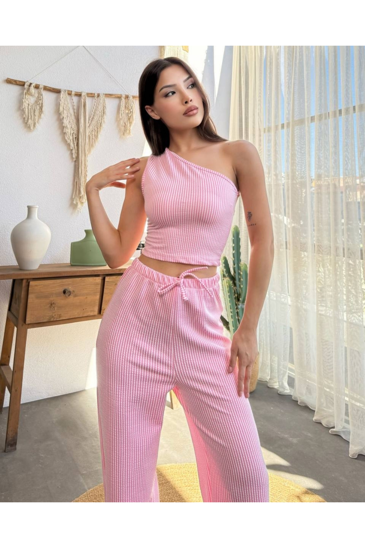 Kadın Pembe Çizgili Tek Omuzlu Crop Pantolon Alt Üst Takım