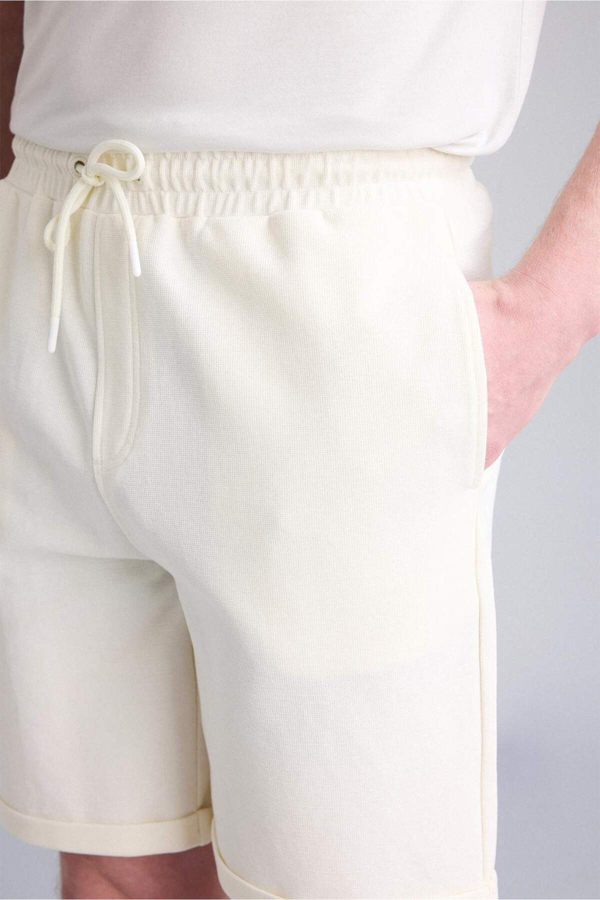 DeFacto Regular Fit Dokulu Basic Bermuda Şort E2606AX26SM görsel 5