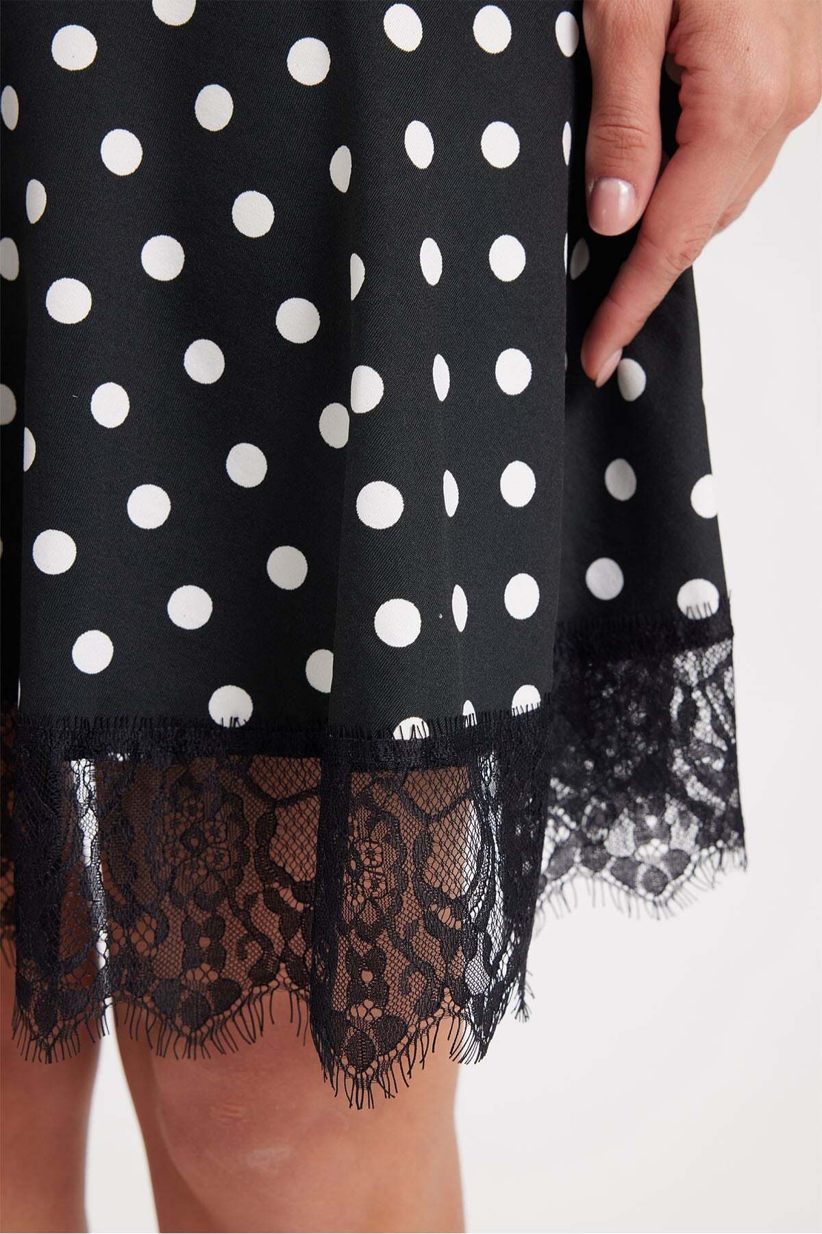 Tudors  Kadın Slim Fit Dar Kesim Korse Detaylı Puantiyeli Likralı Dantelli Siyah Kısa Mini Etek - Görsel 6