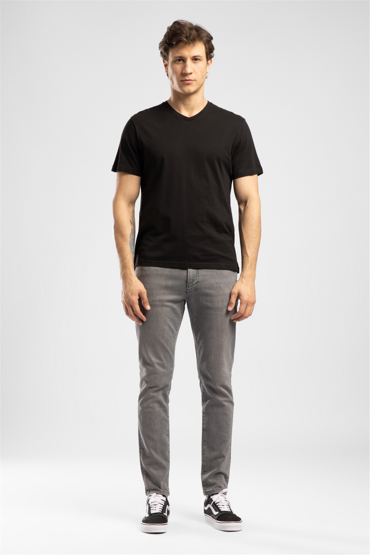 JONAT Men's Regular Fit 100% Cotton Basic V-Neck T-Shirt Black
