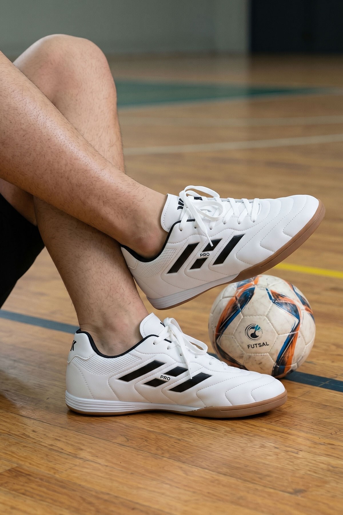 Rahat Bağcıklı Beyaz Futsal Ayakkabısı Salon Futbolu İçin Konforlu Spor Ayakkabı