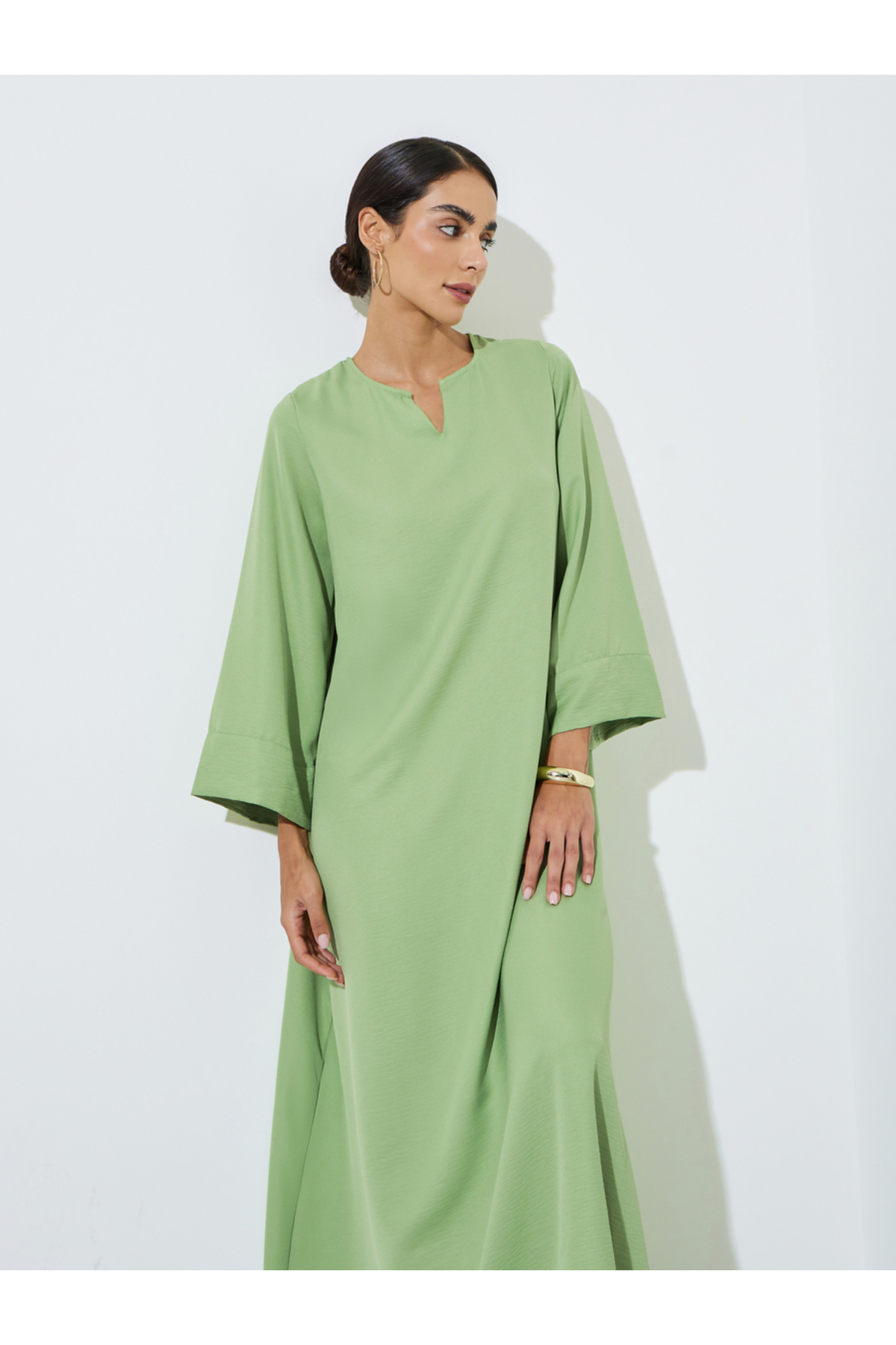 جلابية خضراء ذات ياقة مقطوعة