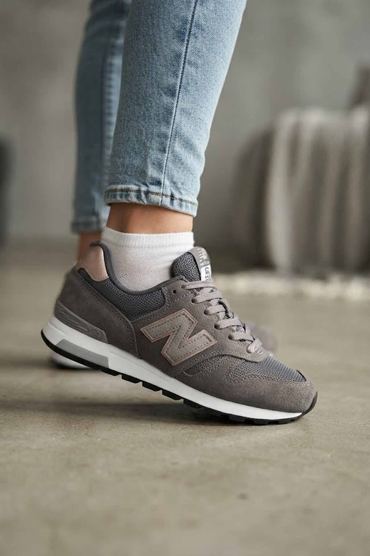 کفش ورزشی زنانه 565 مدل Sneaker خاکستری تیره، کفش ورزشی راحت و سبک، مناسب برای پیاده‌روی و سبک زندگی نیو بالانس کفش اسنیکر New Balance