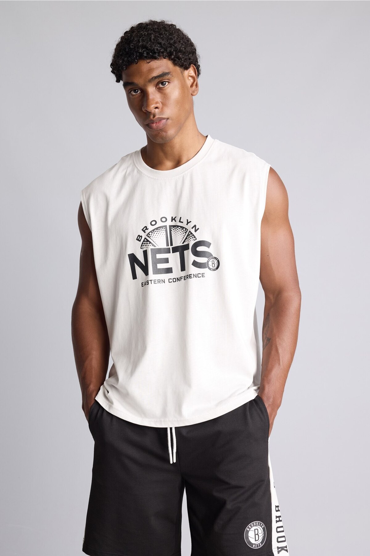 DeFacto NBA Brooklyn Nets Bisiklet Yaka Boxy Fit Bisiklet Yaka Atlet H8273AX26AU görsel 3