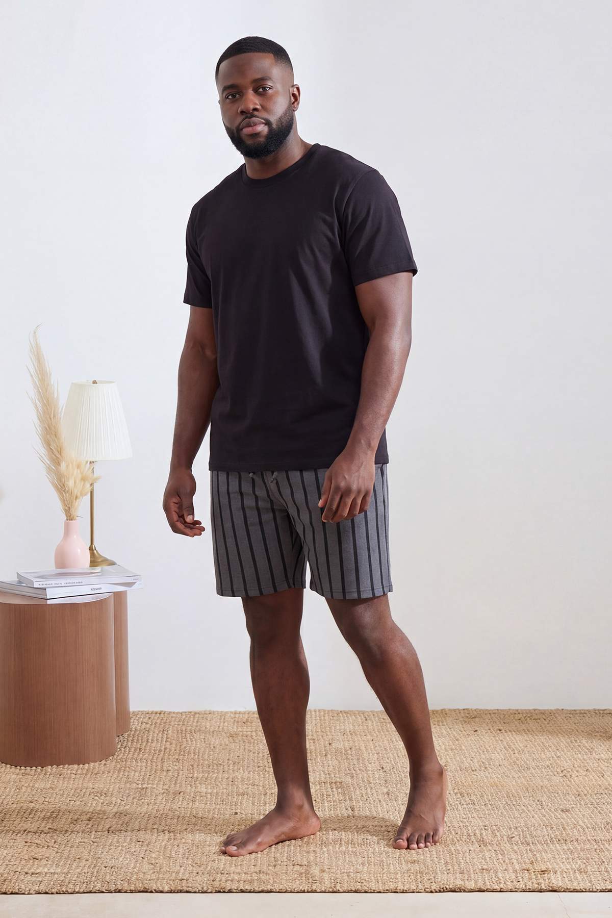 Trendyolmilla Man Siyah - Antrasit Büyük Beden Regular Fit Çizgili Örme Şortlu Pijama TakımıTMNSS26AI00007