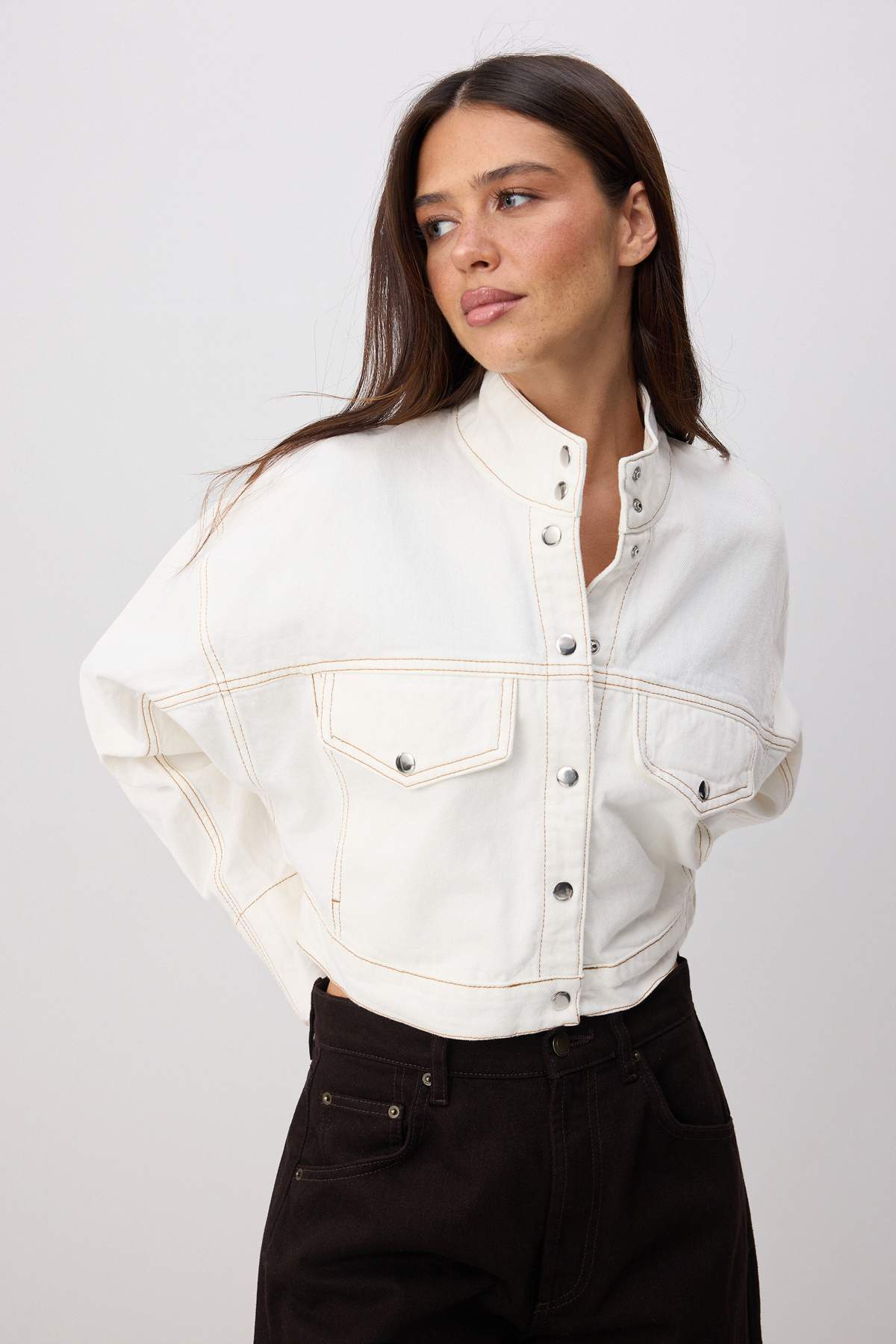 Ekru Dik Yaka Cep Detaylı Crop Denim Ceket TWOSS26CE00060