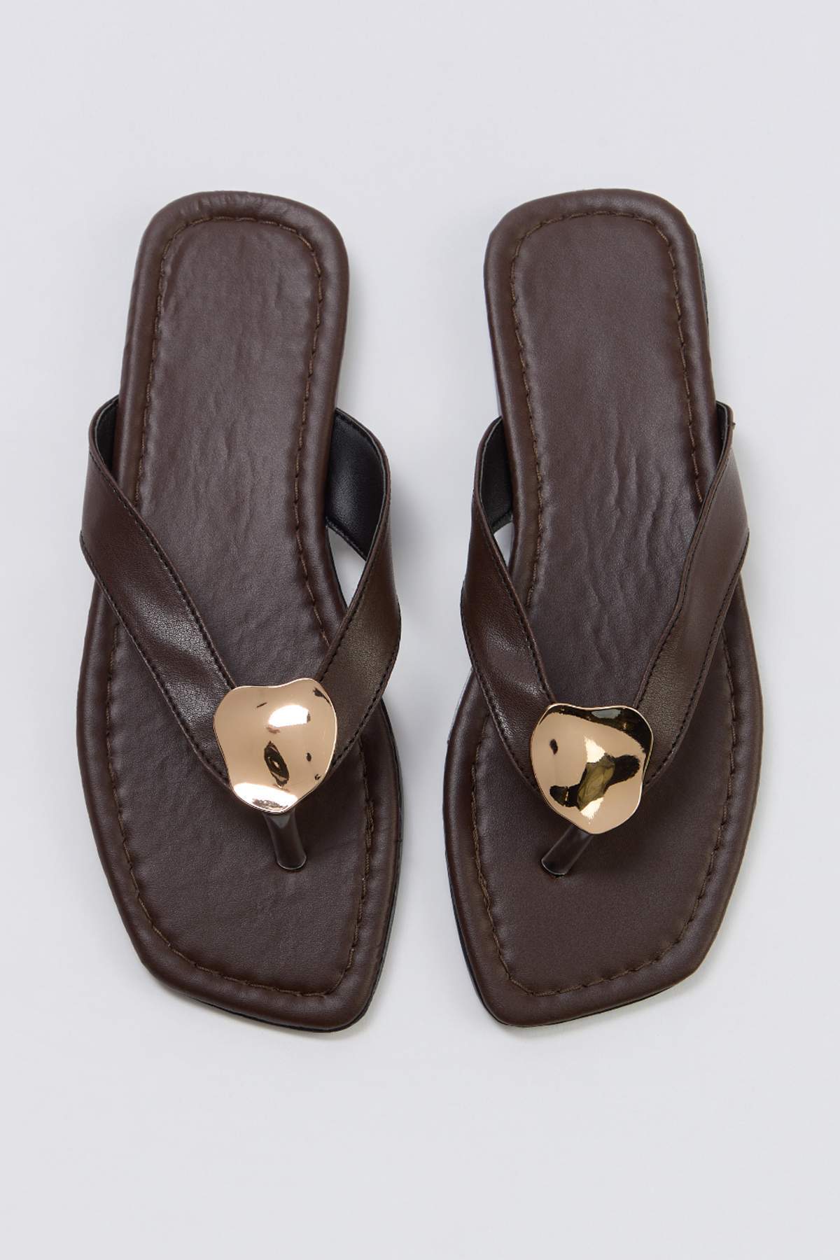 TRENDYOL SHOES Brązowo-złote klapki damskie z ozdobną klamrą