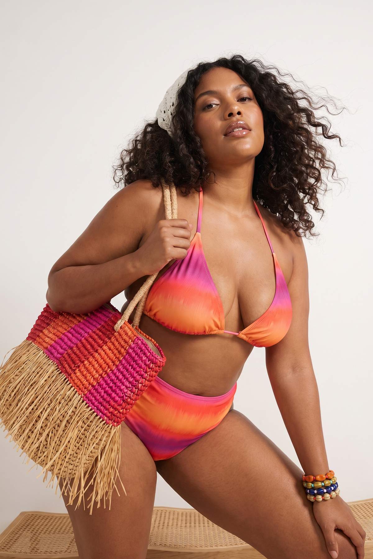 Trendyolmilla Curve Soyut Desenli Üçgen Bağlamalı Büyük Beden Bikini Üstü TBBSS26CT00026