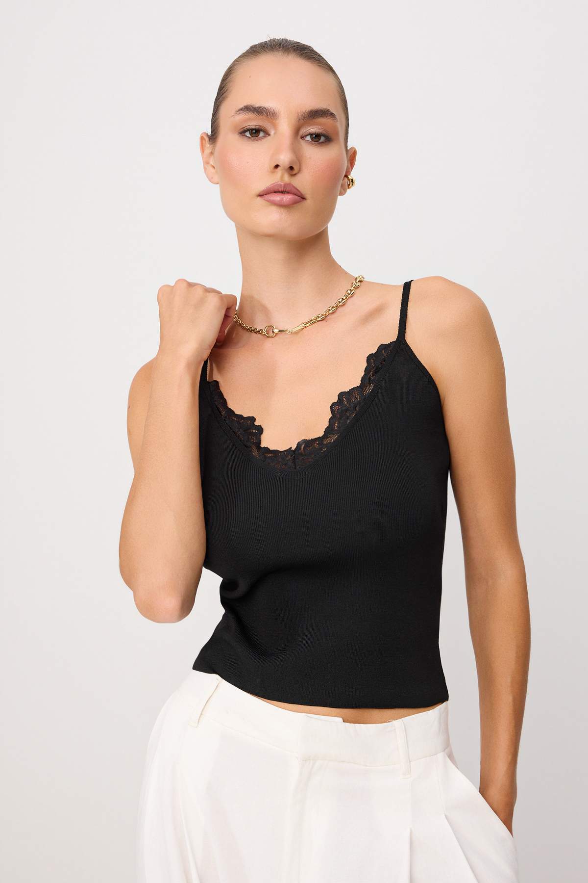 Trendyolmilla Siyah Dantel Garnili Askılı Triko Bluz TWOSS26BZ00501