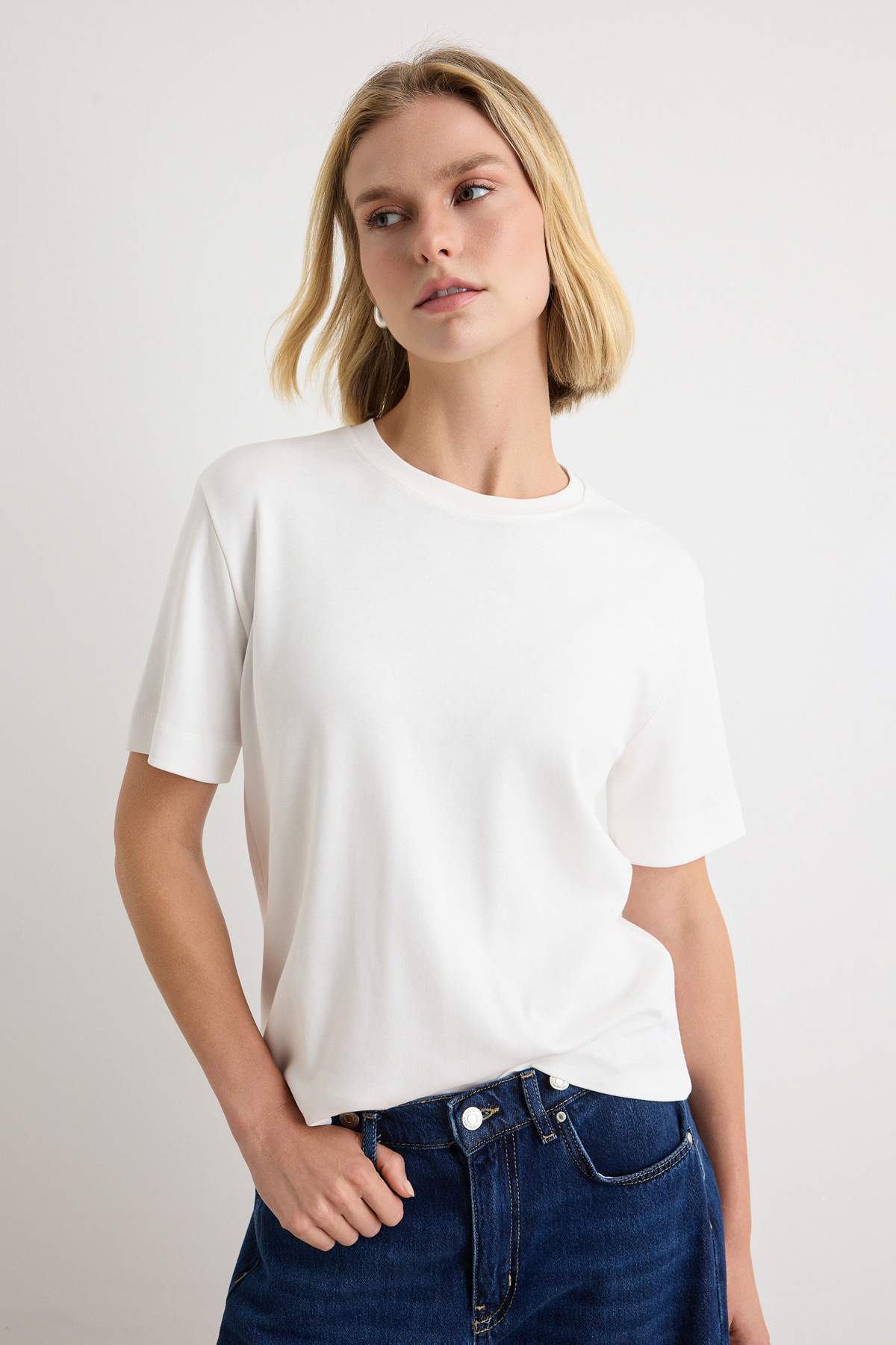 Trendyolmilla Ekru Düz Oversize Bisiklet Yaka Düşük Kol Kısa İnterlok Örme T-Shirt TWOAW27TS00030