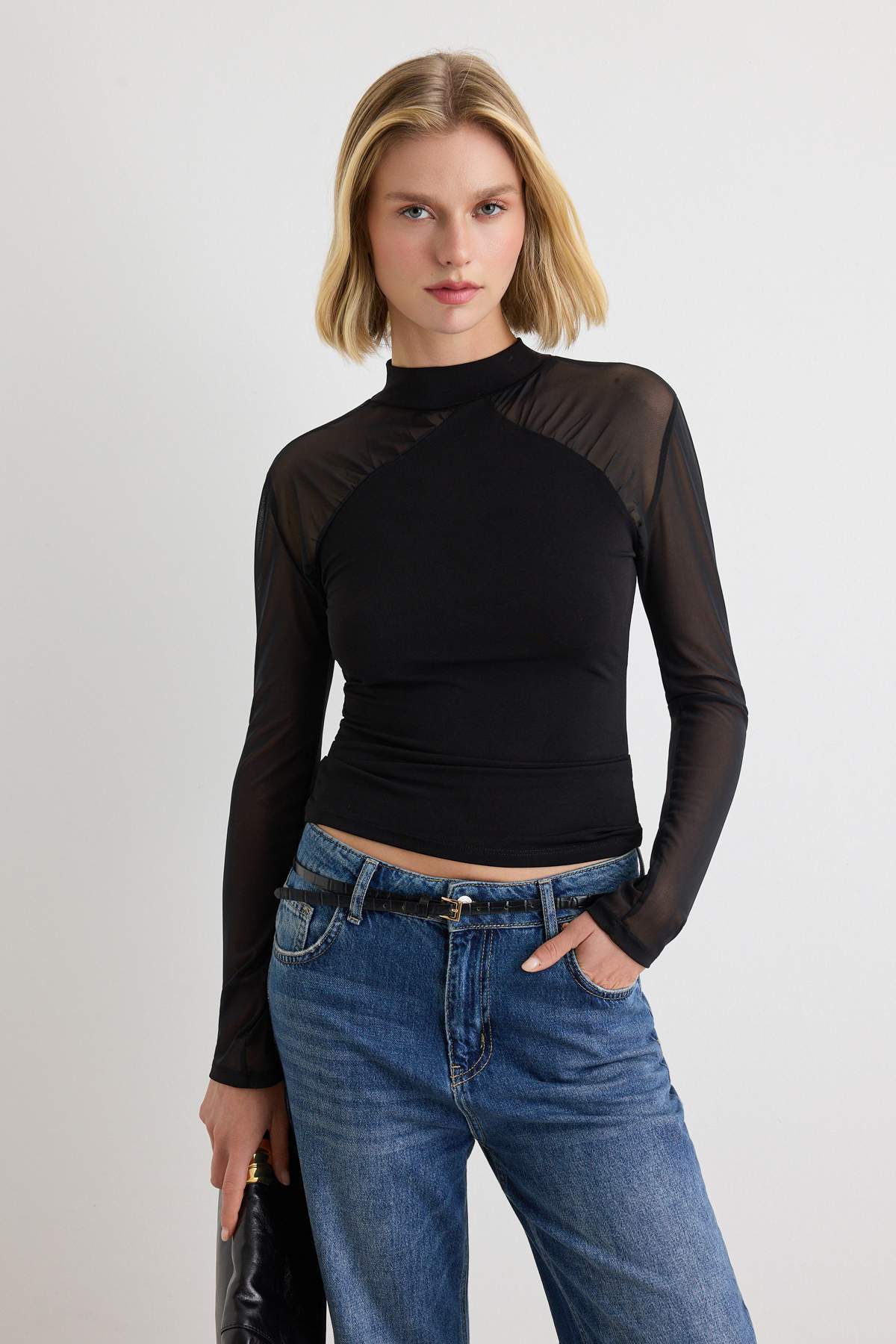 Trendyolmilla Siyah Düz Fitted/Vücuda Oturan Dik Yaka Tül Detaylı Büzgülü Sandy Örme Bluz TWOAW27BZ00070
