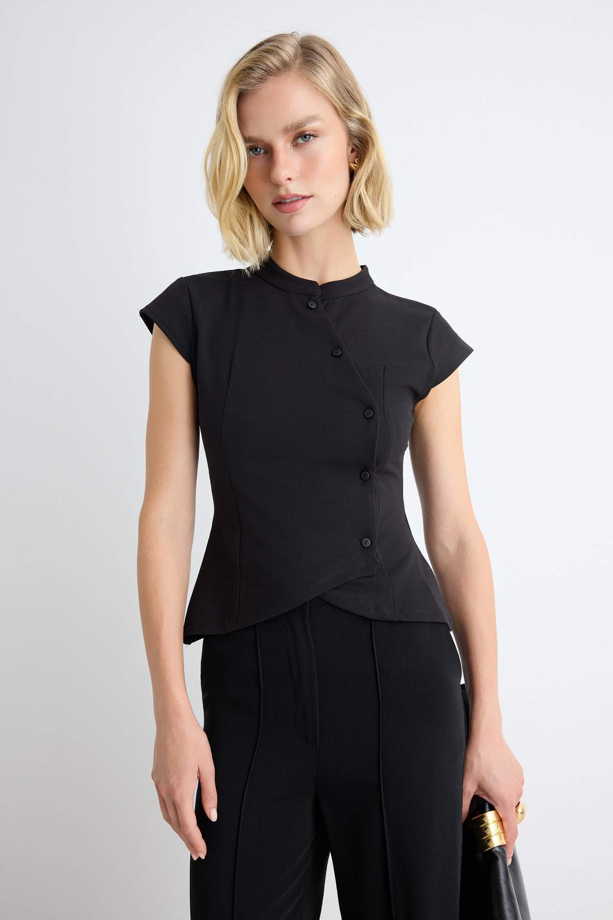 Trendyolmilla Siyah Düz Fitted Hakim Yaka Ay Kol Düğmeli Scuba Krep Örme Bluz TWOAW27BZ00244