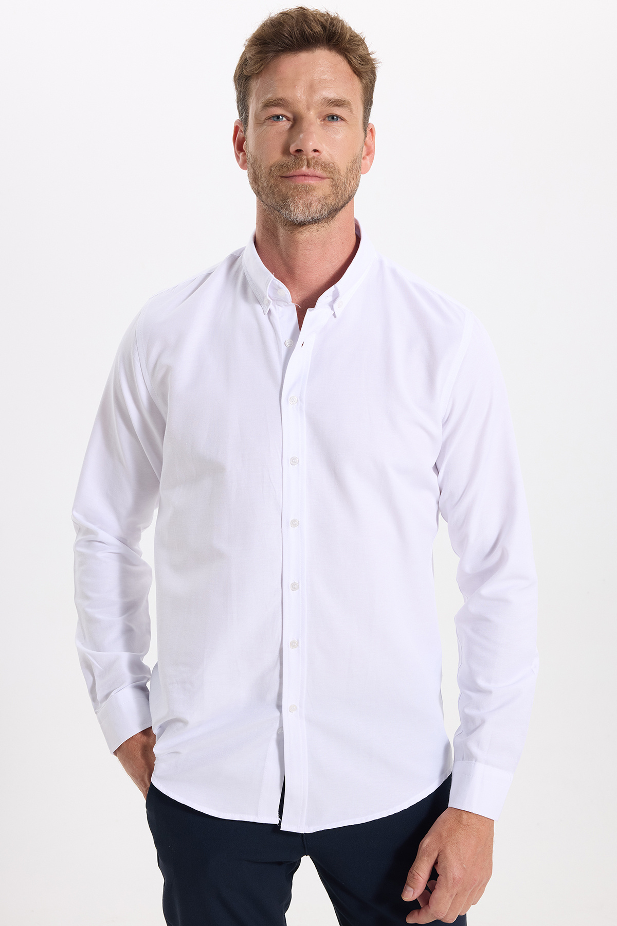 Tudors Erkek Slim Fit Dar Kesim Uzun Kollu Pamuklu Oxford Doku Kolay Ütülenebilir Beyaz Düğmeli Yaka Gömlek — سفید DR240053-5005