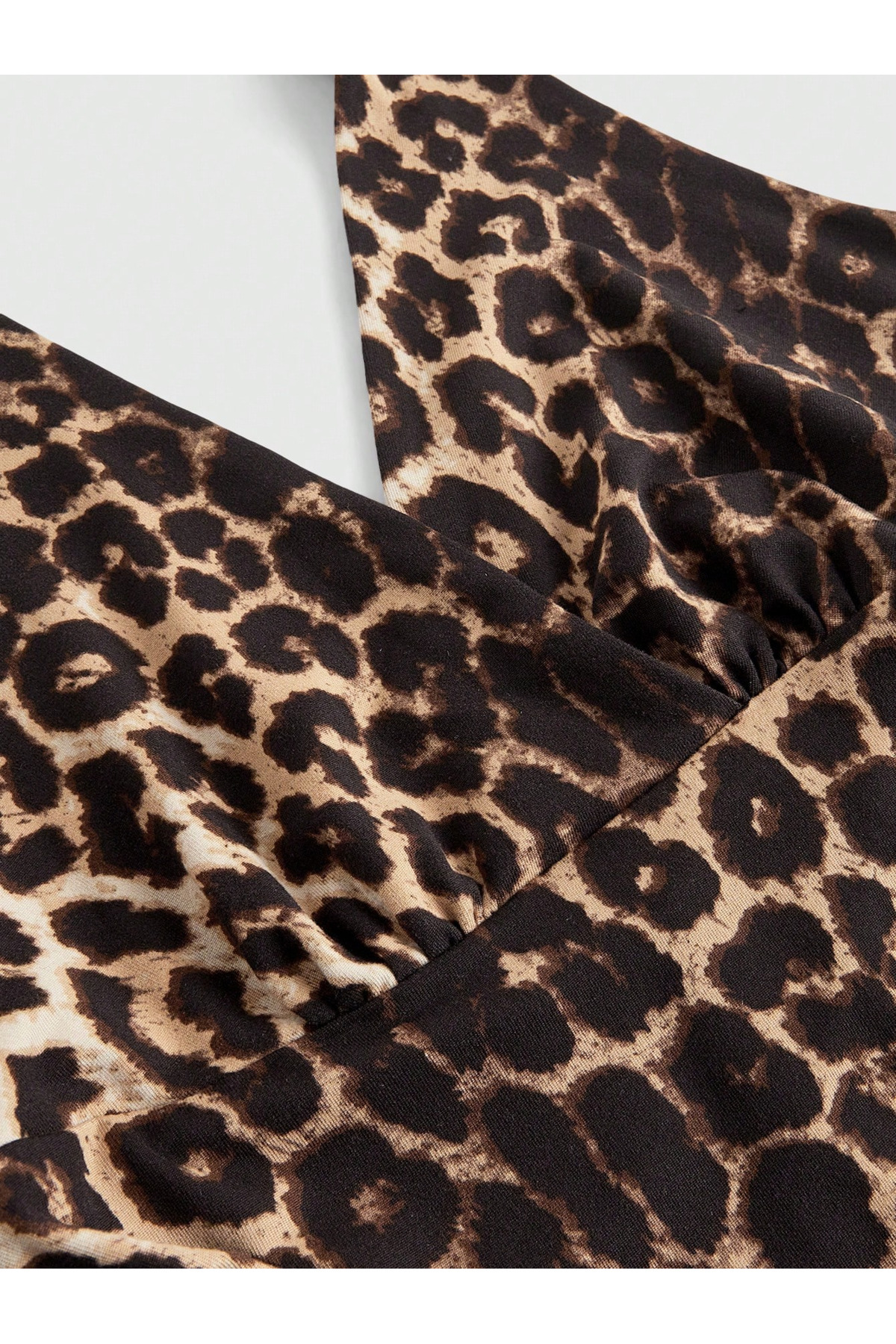 Wildco  Leopar Desenli Boyundan Bağlamalı Drapeli Crop Bluz Slim Fit Kadın Bluz - Görsel 3