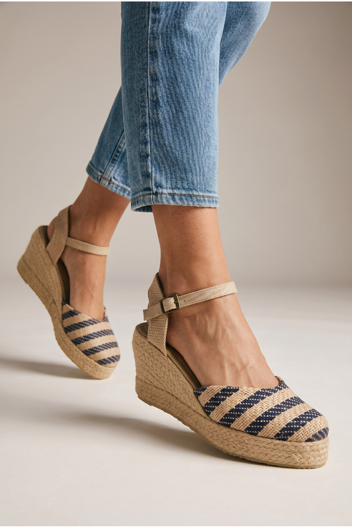 Y&D Shoes Doğal Hasır Siyah Çizgili Dolgu Topuk Ayakkabı görsel 4