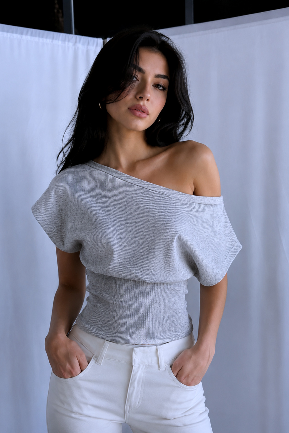 World Fashion Trends %100 PAMUK BELE OTURAN OMZU AÇIK FİTİLLİ ESNEK CROP TOP BLUZ