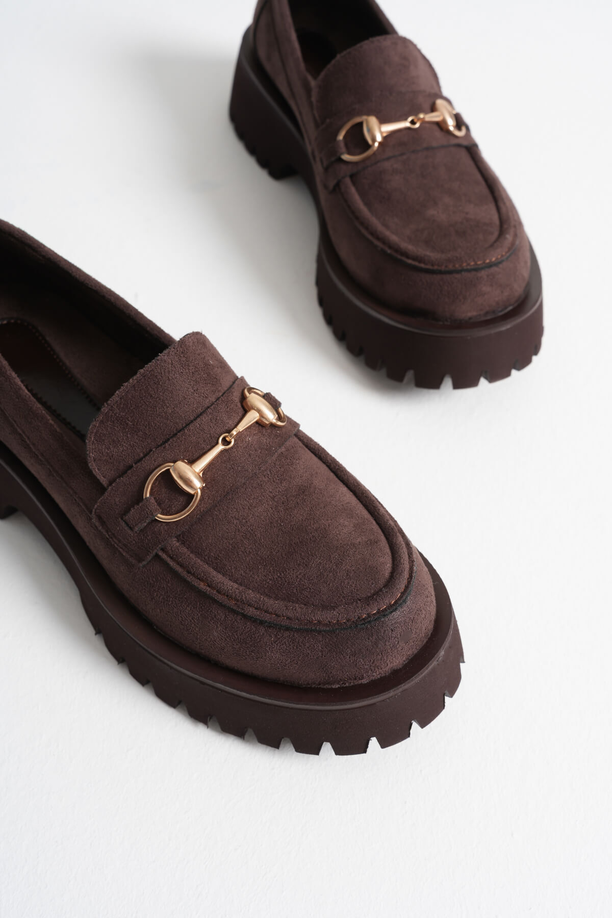 Cool Feet Kadın Acı Kahve Süet 4cm Kalın Topuklu Toka Detaylı Loafer Ayakkabı görsel 5