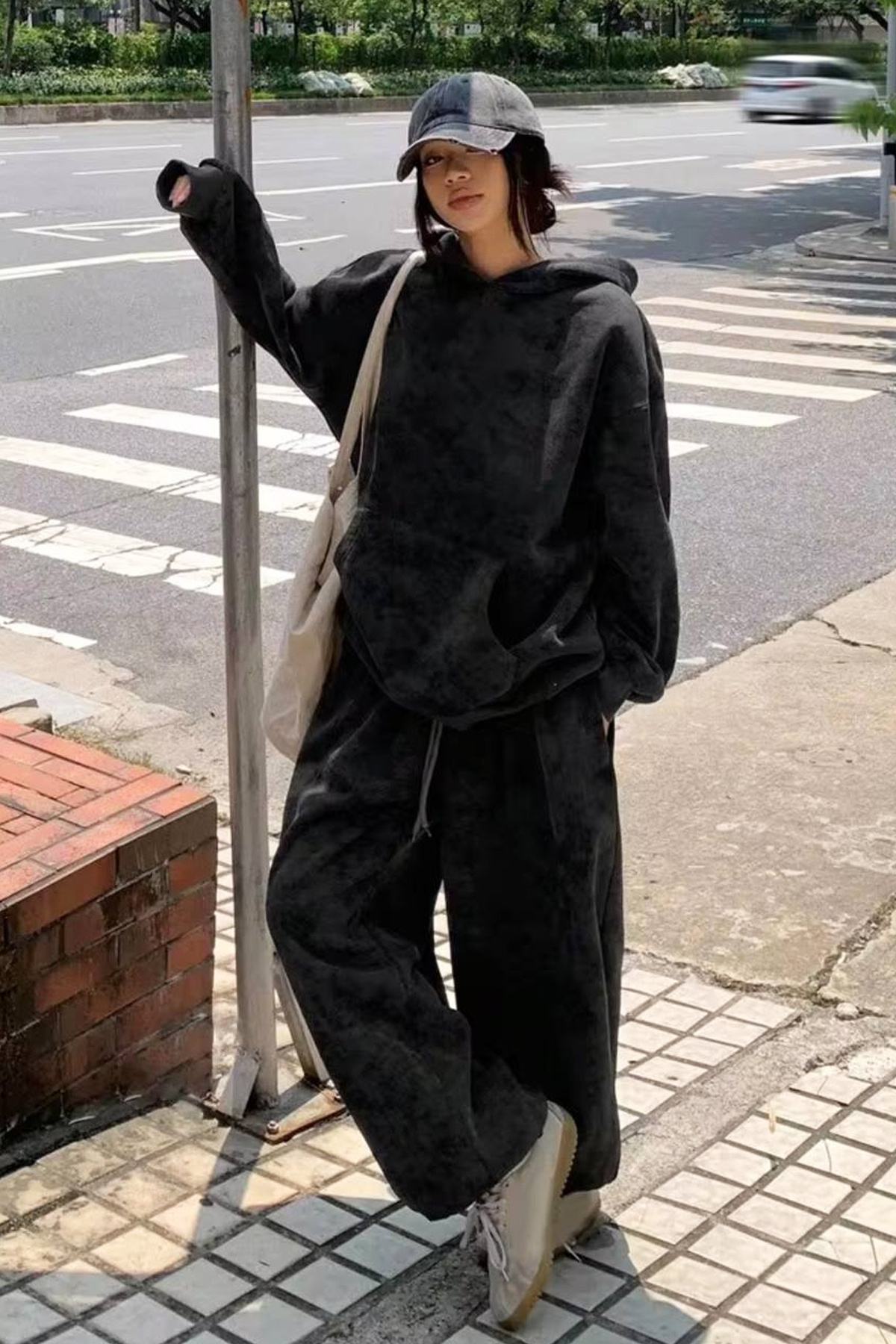 Washed Siyah Yıkamalı 3 İplik Oversize Kapüşonlu Paçası Lastikli Premium Sweatshirt Şalvar Eşofman Takımı — مشکی K121WASHEDTAKIM — تصویر 5 از 7