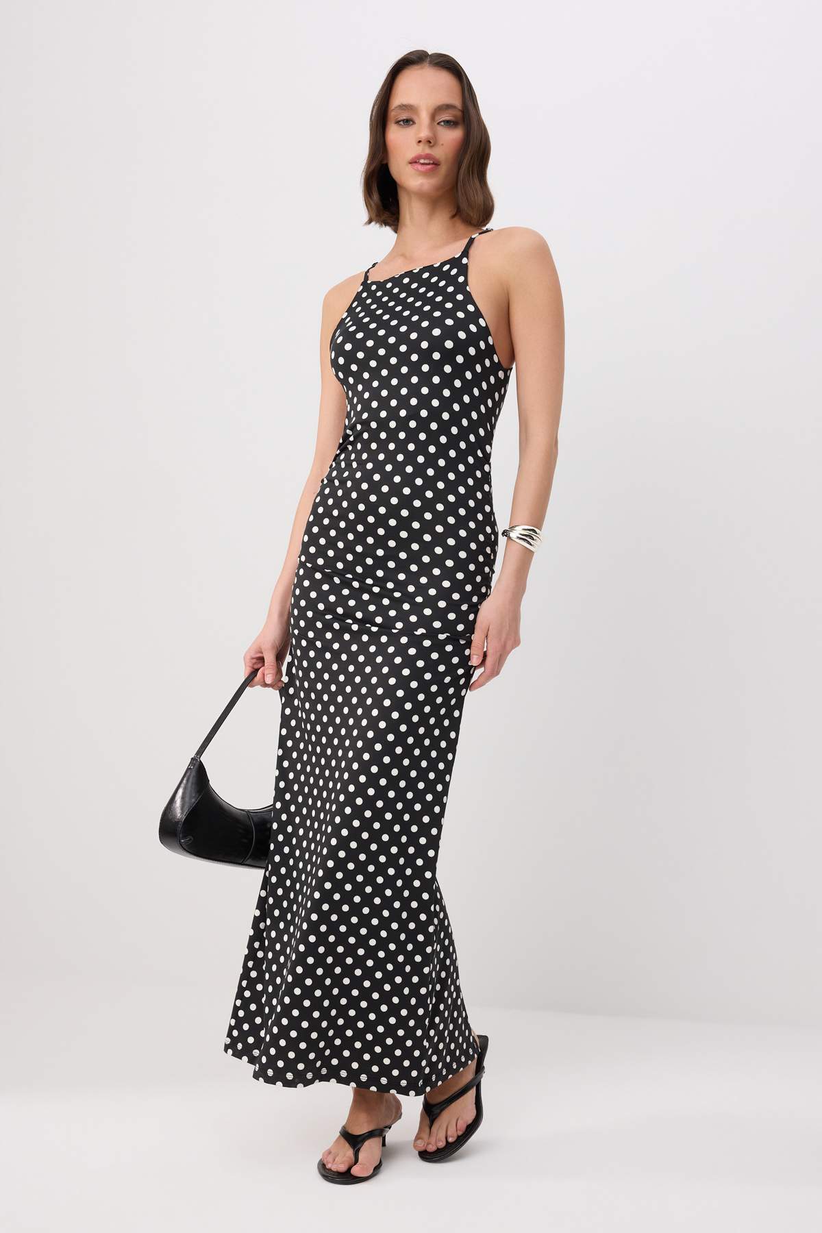 Trendyolmilla Siyah Puantiyeli Fitted/Vücuda Oturan Halter Yaka Büzgülü Midi Yumuşak Örme Elbise TWOSS26EL01091