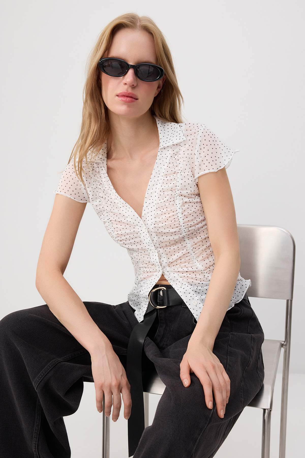 Trendyolmilla Çok renkli Puantiyeli Fitted/Vücuda Oturan Gömlek Yaka Düğmeli Büzgülü Tül Örme Bluz TWOSS26BZ00818