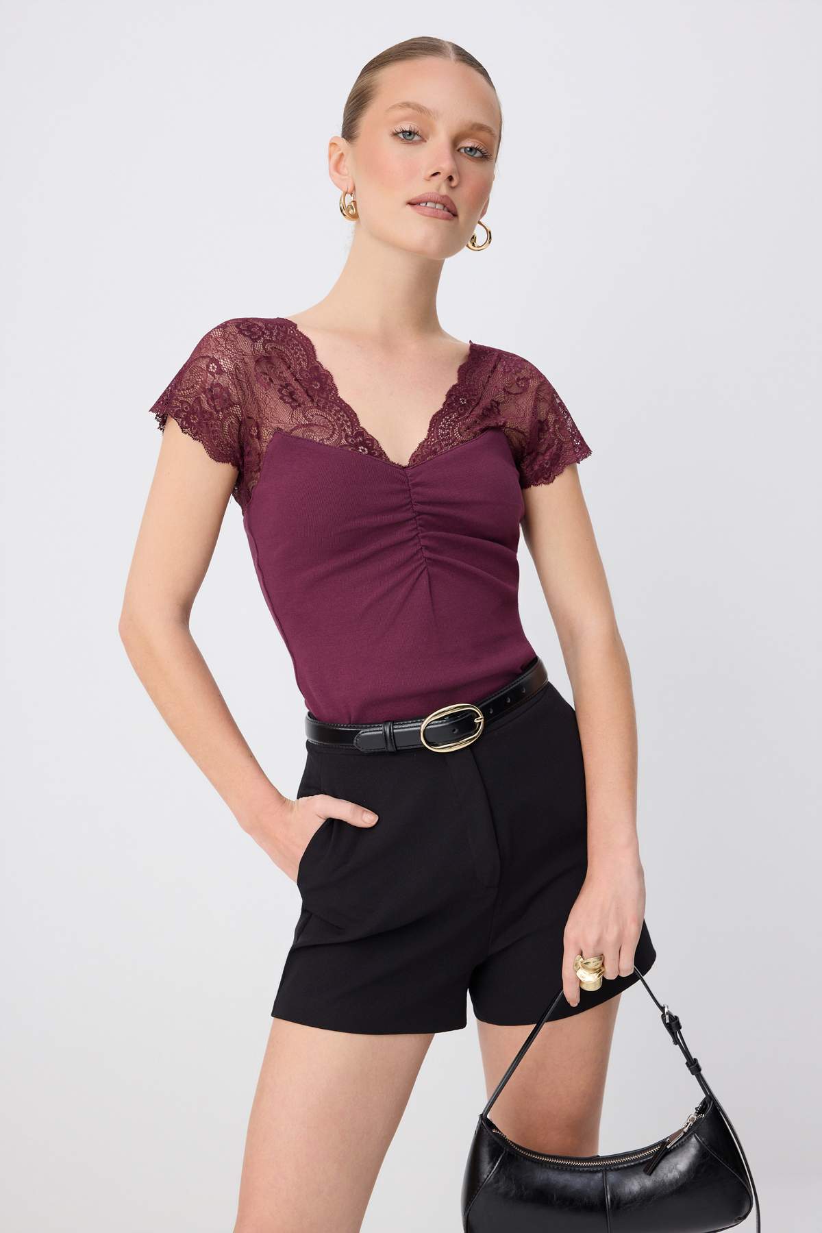 Trendyolmilla Mürdüm Düz Fitted V Yaka Standart Kol Kısa Büzgülü Fitilli Esnek Örme Bluz TWOSS26BZ00991