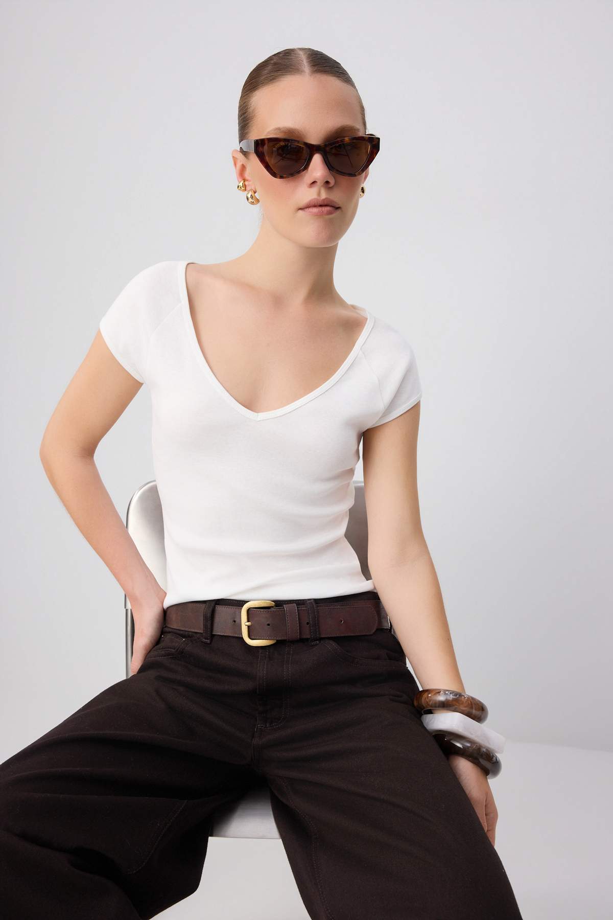 Trendyolmilla Ekru Düz Fitted V Yaka Kolsuz %100 Pamuk Esnek Örme T-Shirt TWOSS26TS00280
