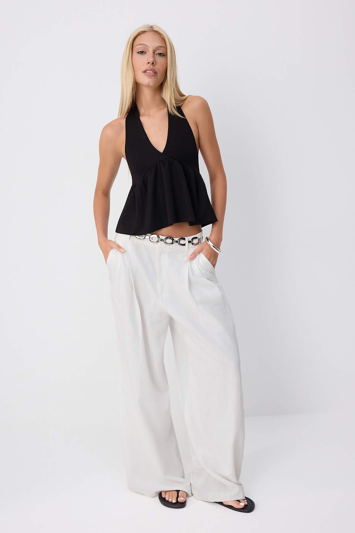 Trendyolmilla Siyah Düz Fitted Boyundan Bağlamalı Kolsuz Büzgülü Soft Touch Örme Bluz TWOSS26BZ00787